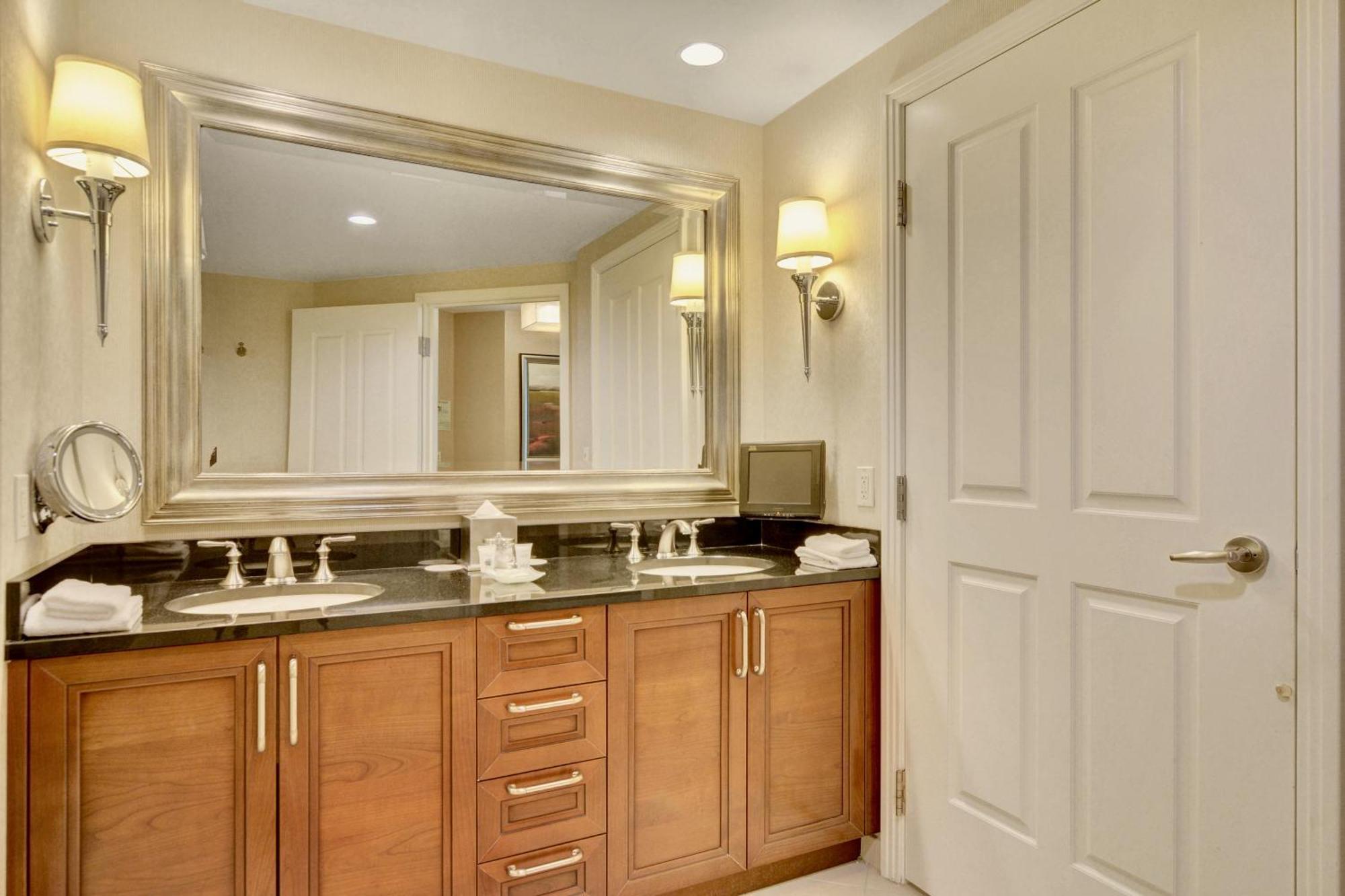Strip View Balcony Suites - No Fee ! Apartment