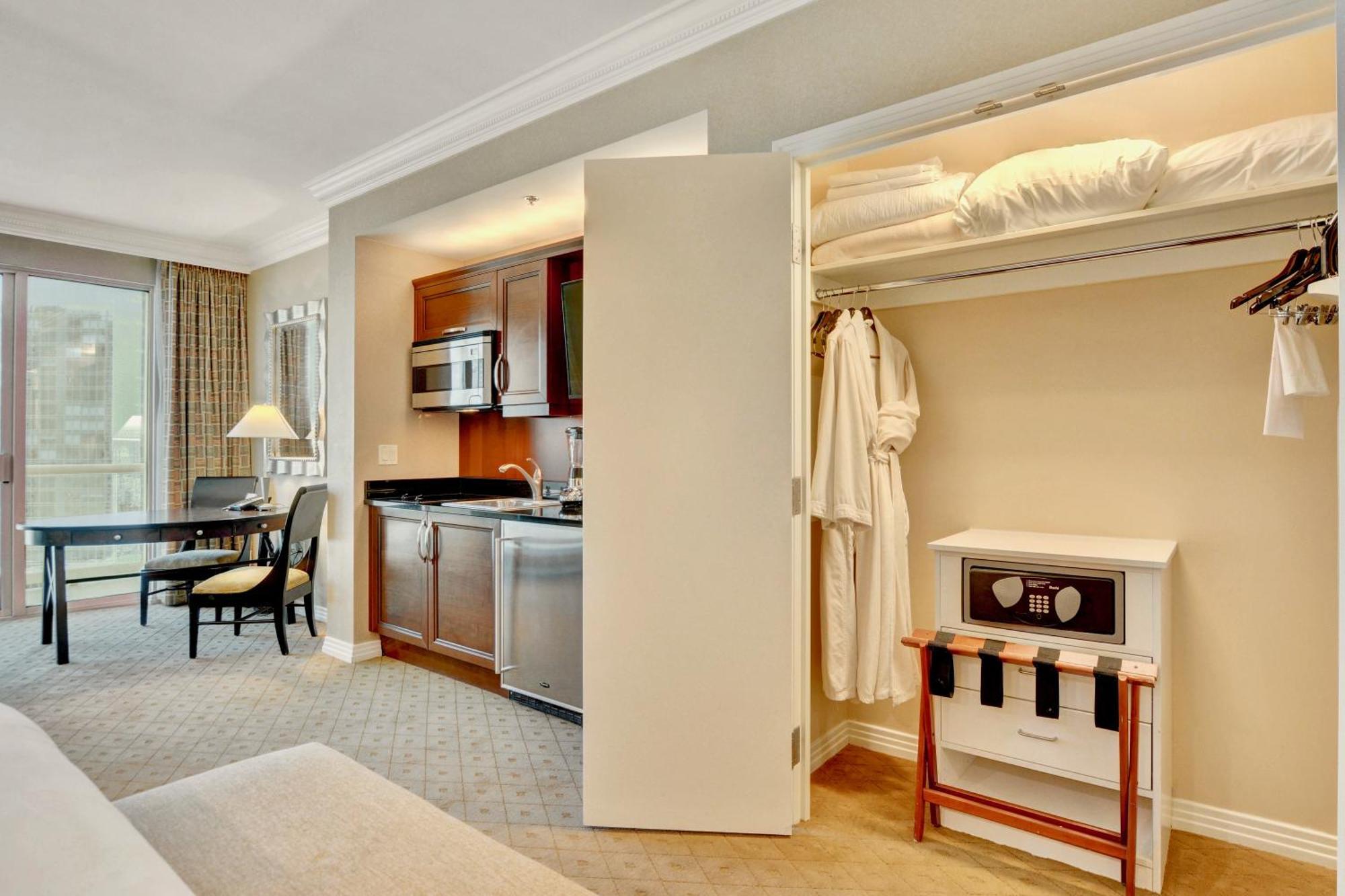 Apartment Strip View Balcony Suites - No Fee ! Las Vegas
