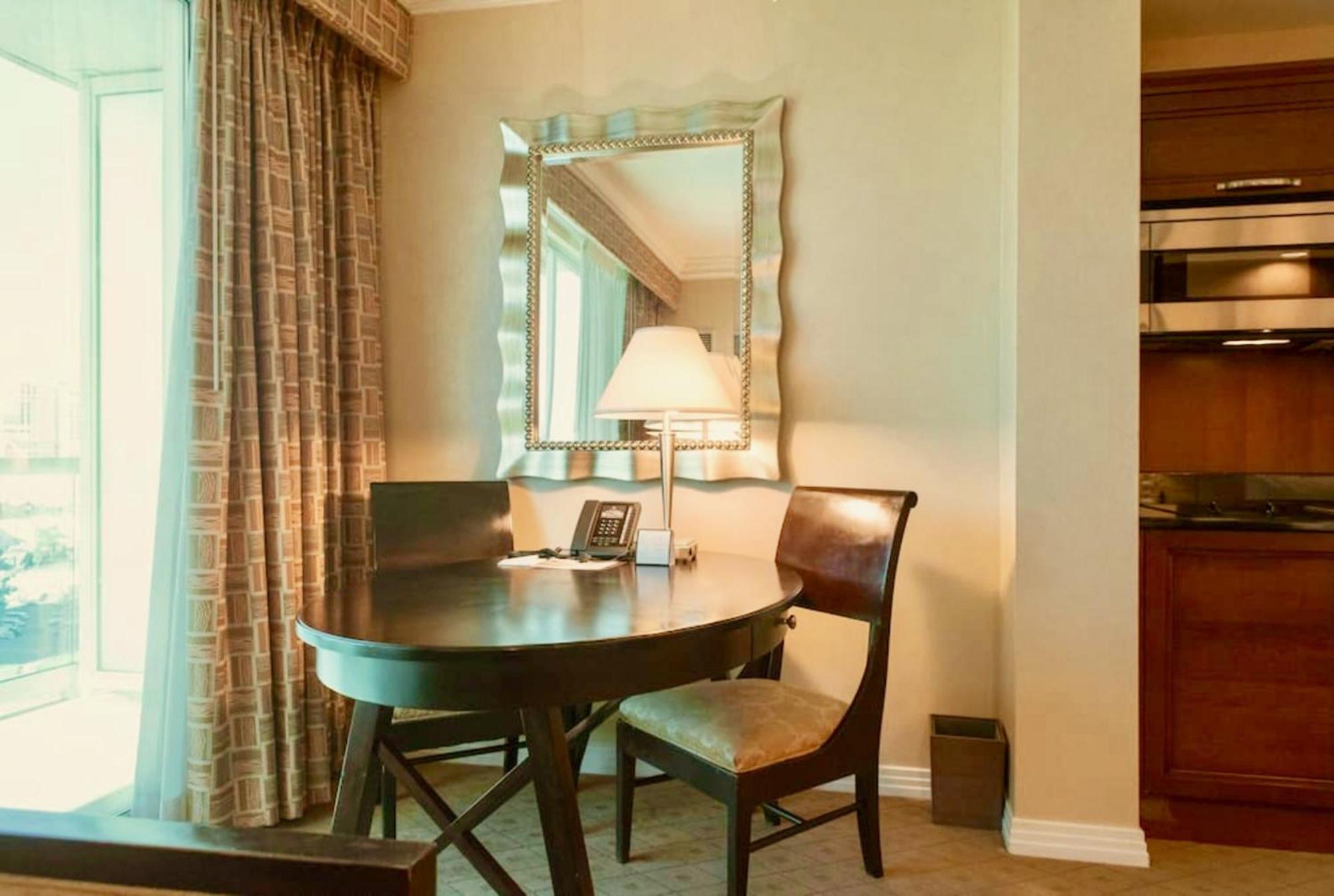 Apartment Strip View Balcony Suites - No Fee ! *