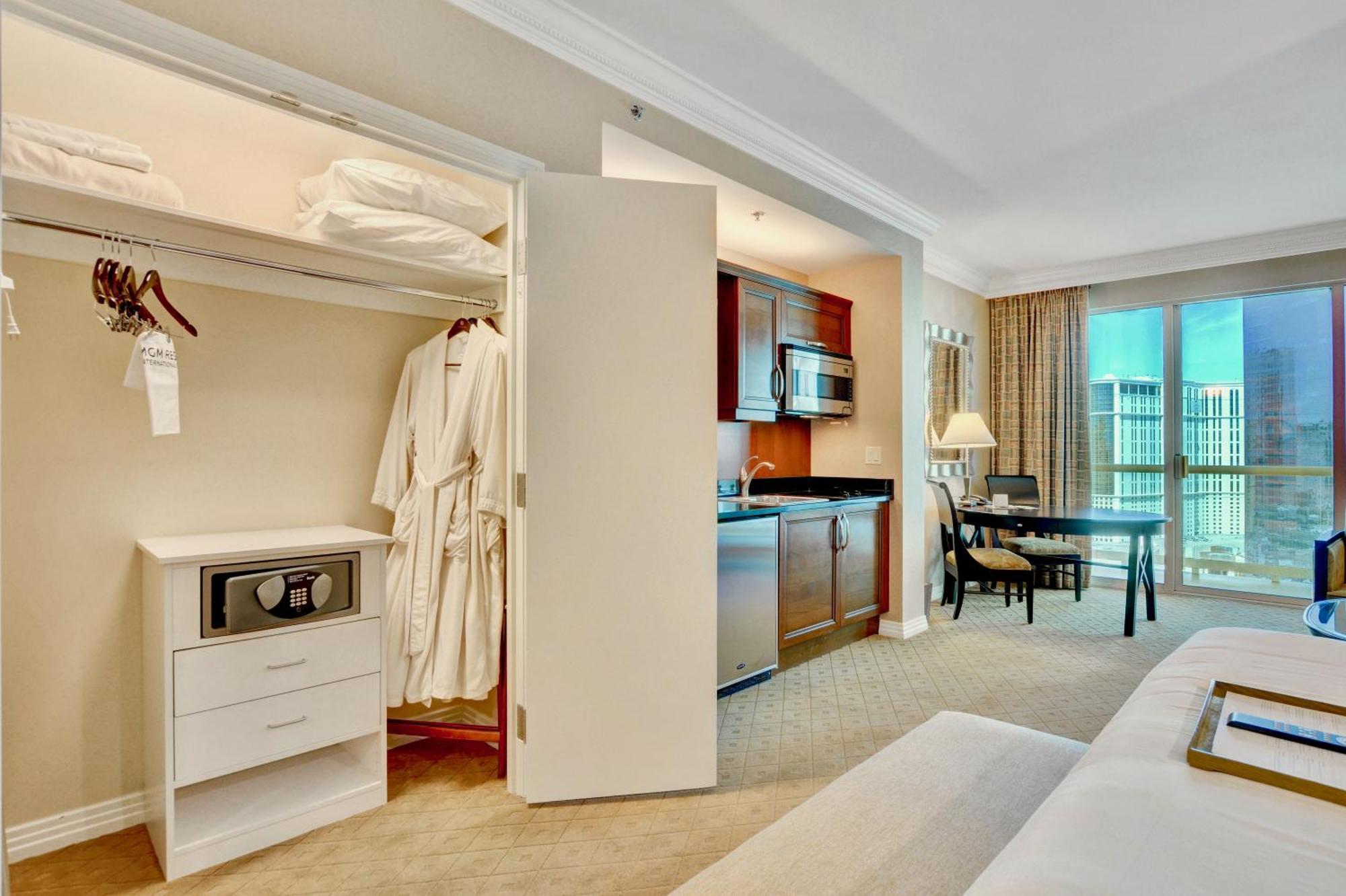 Strip View Balcony Suites - No Fee ! Apartment Las Vegas
