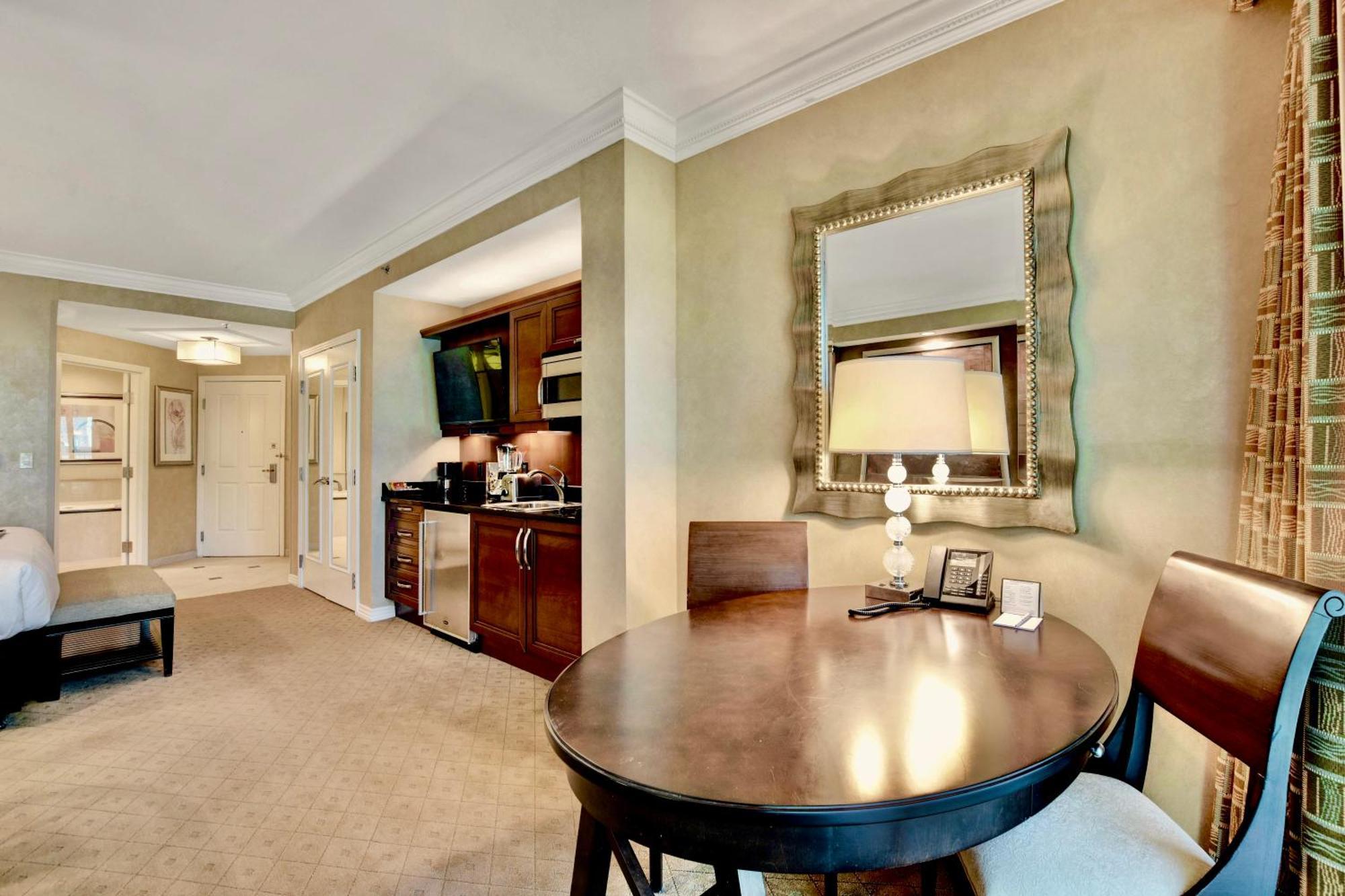Strip View Balcony Suites - No Fee ! * Las Vegas