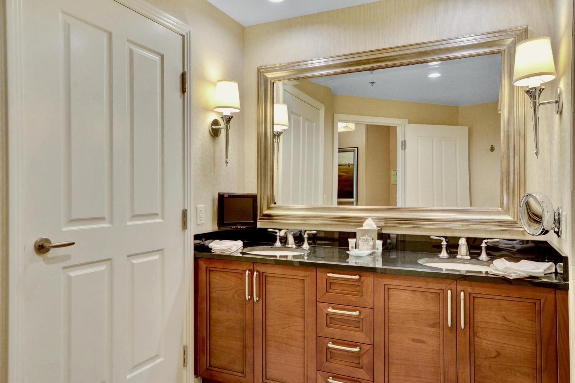 Strip View Balcony Suites - No Fee !