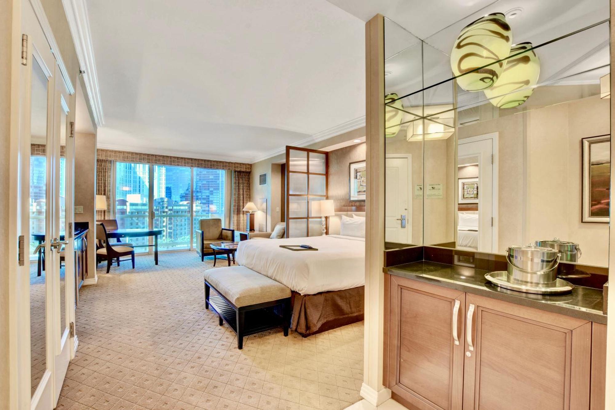 Apartment Strip View Balcony Suites - No Fee ! *