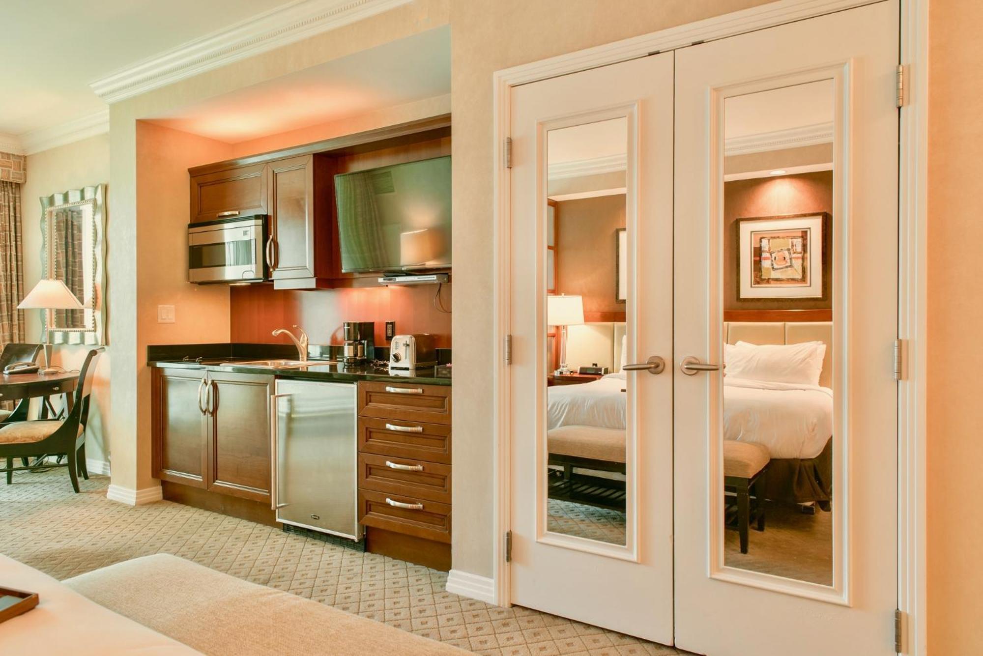 Strip View Balcony Suites - No Fee ! Apartment *