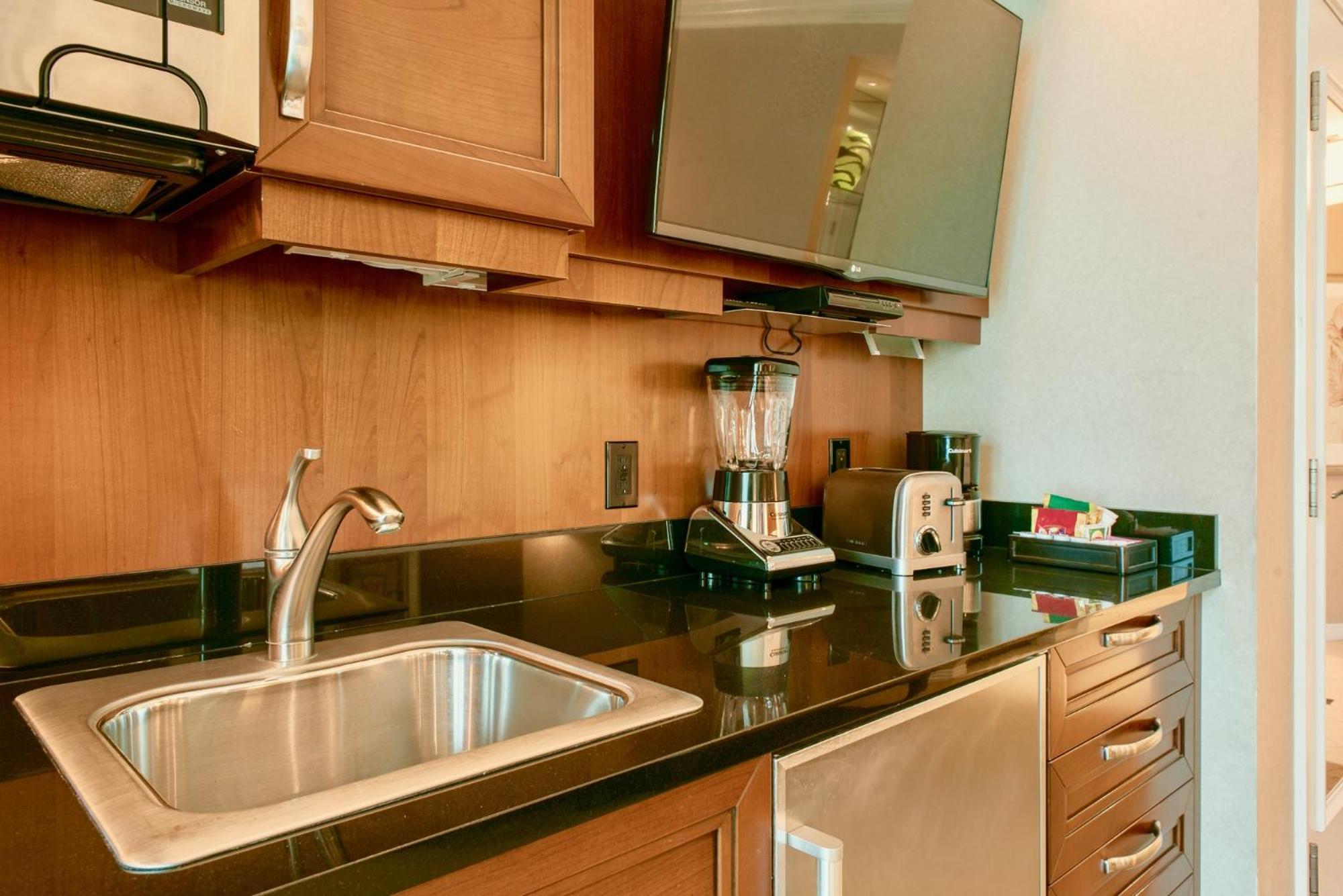 Apartment Strip View Balcony Suites - No Fee ! Las Vegas