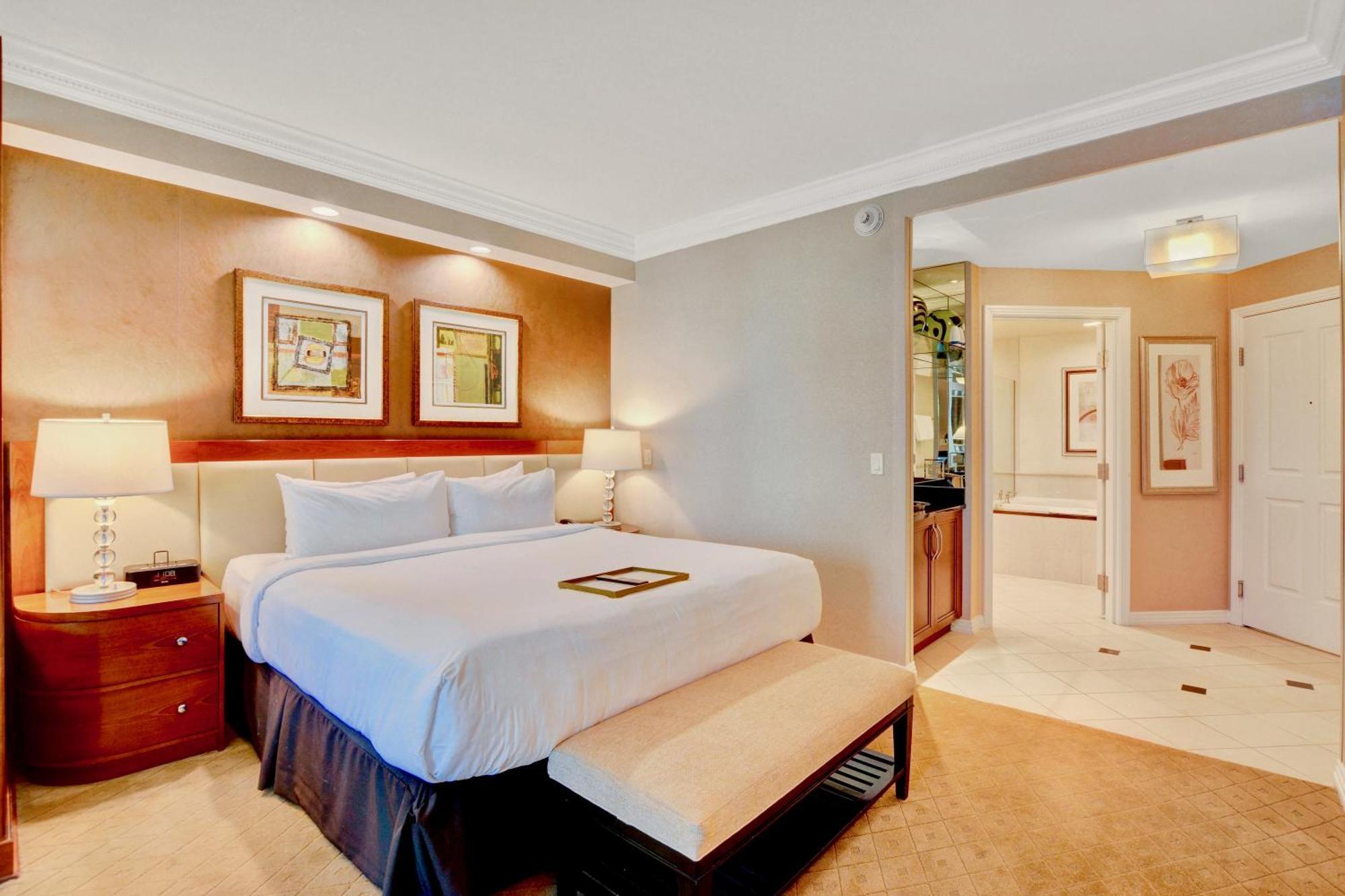 Apartment Strip View Balcony Suites - No Fee !