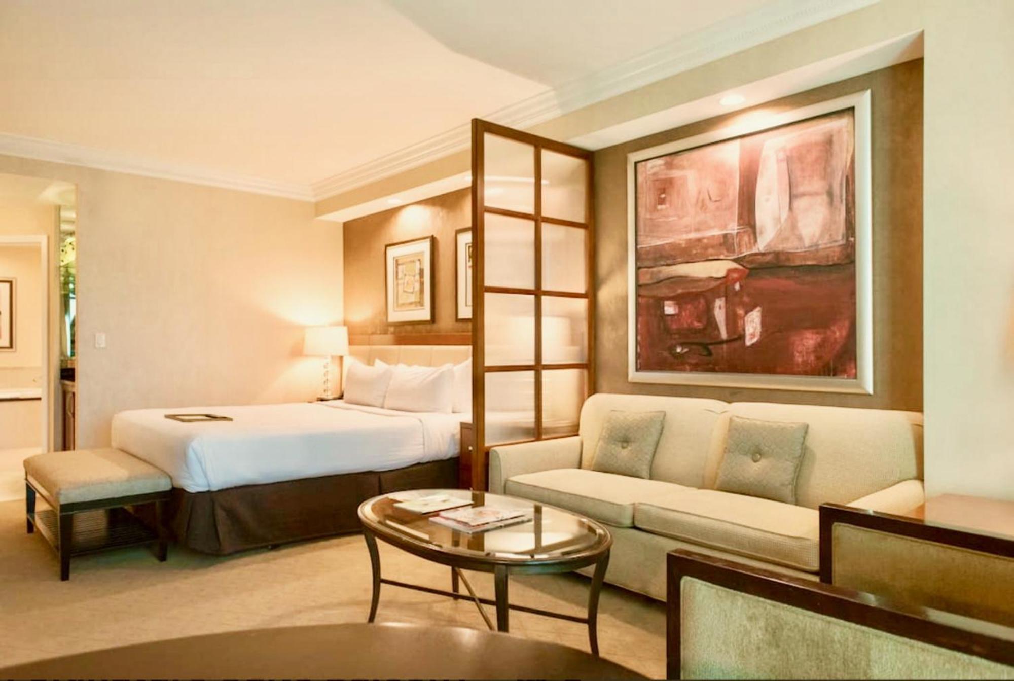 Strip View Balcony Suites - No Fee ! *