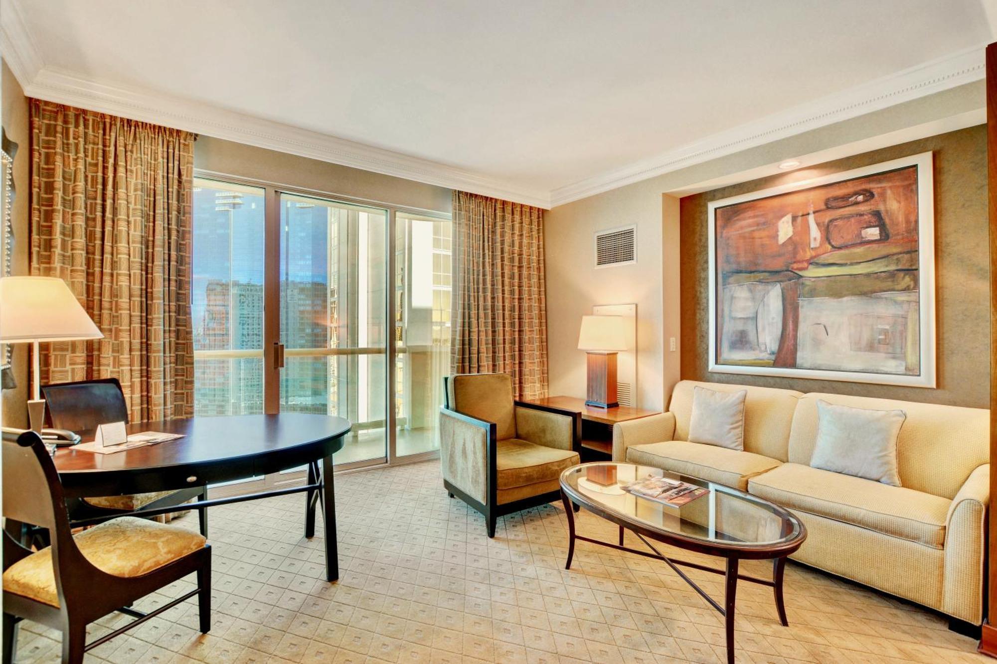 Strip View Balcony Suites - No Fee ! * Las Vegas
