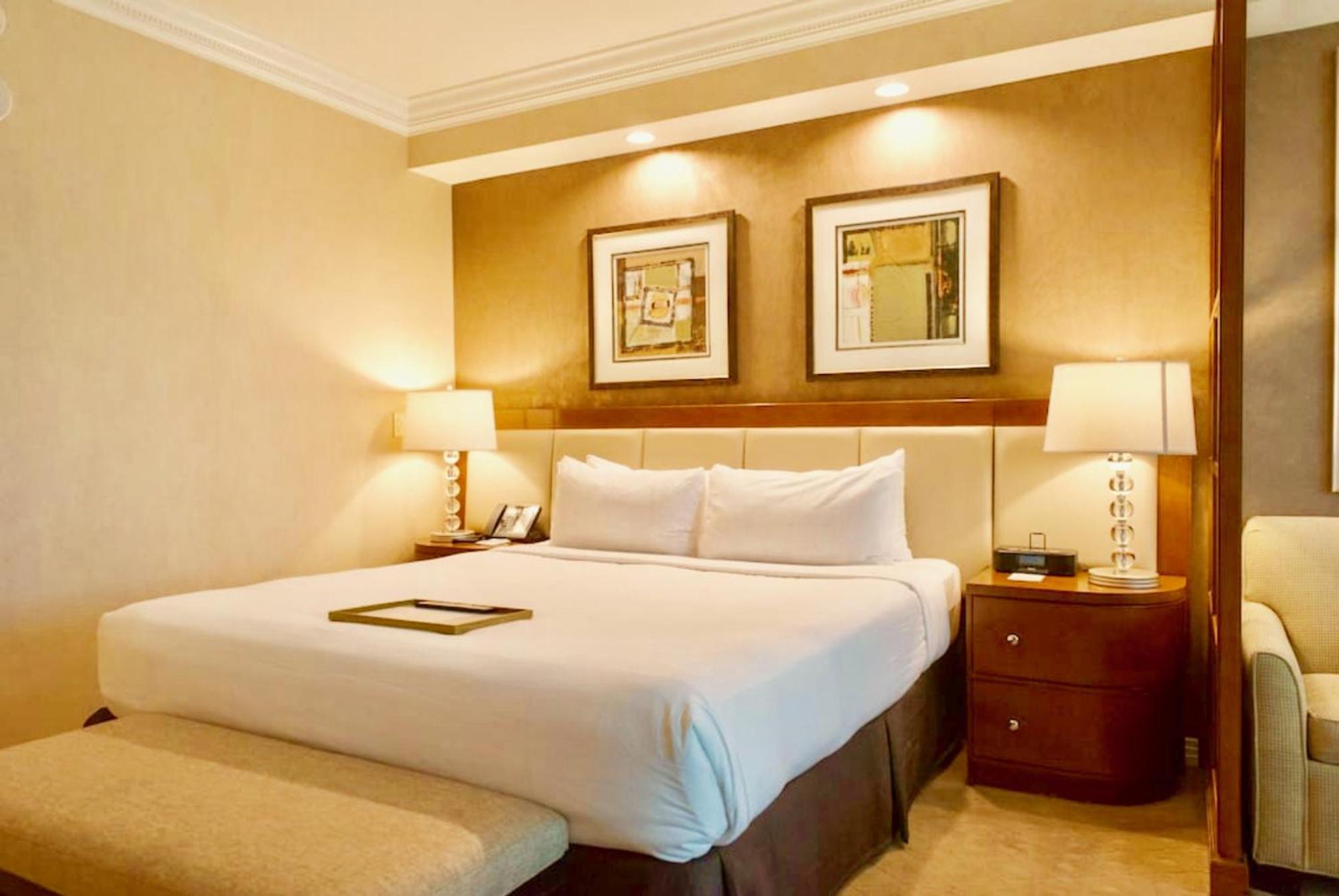 Strip View Balcony Suites - No Fee ! Apartment