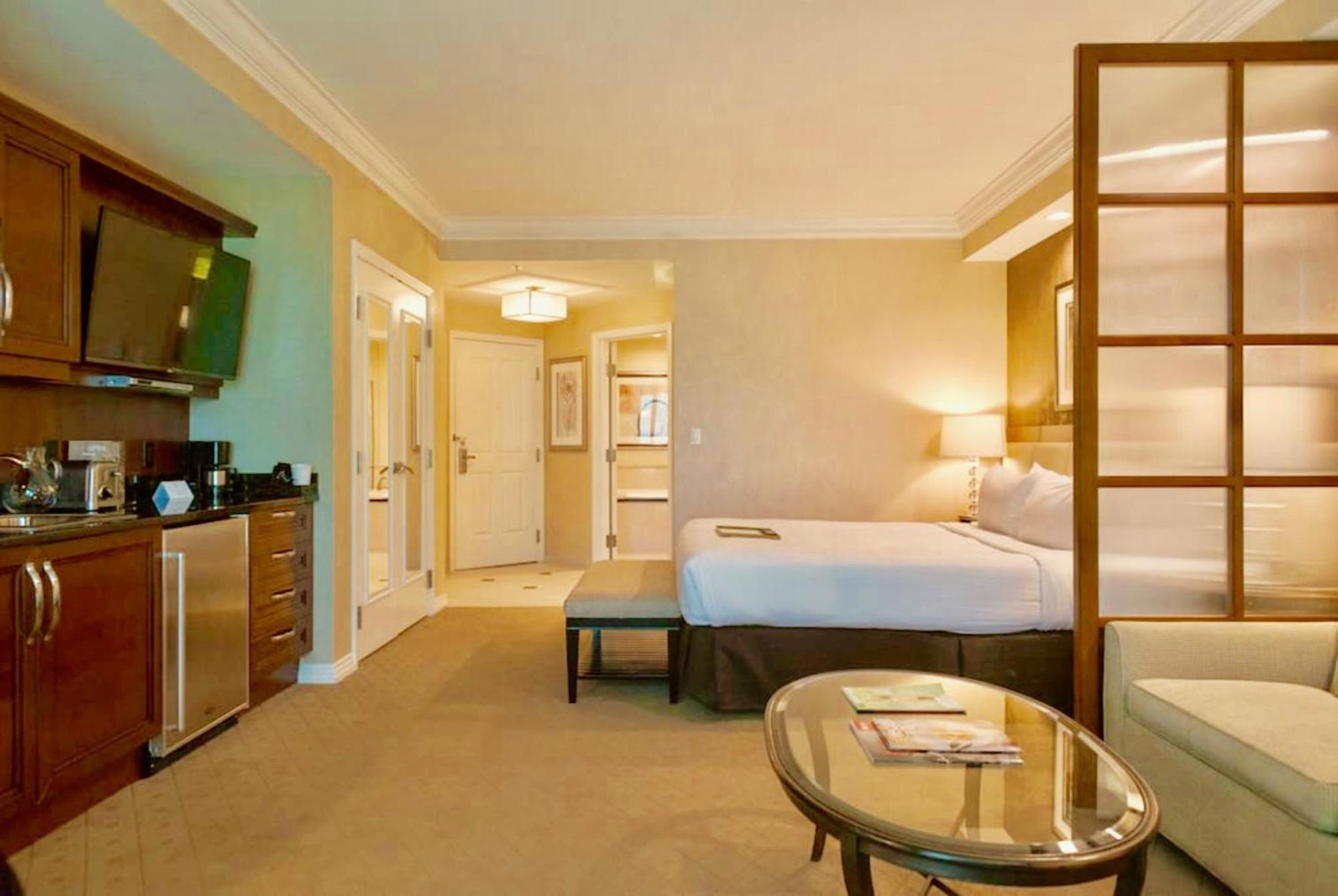 Strip View Balcony Suites - No Fee ! Apartment *