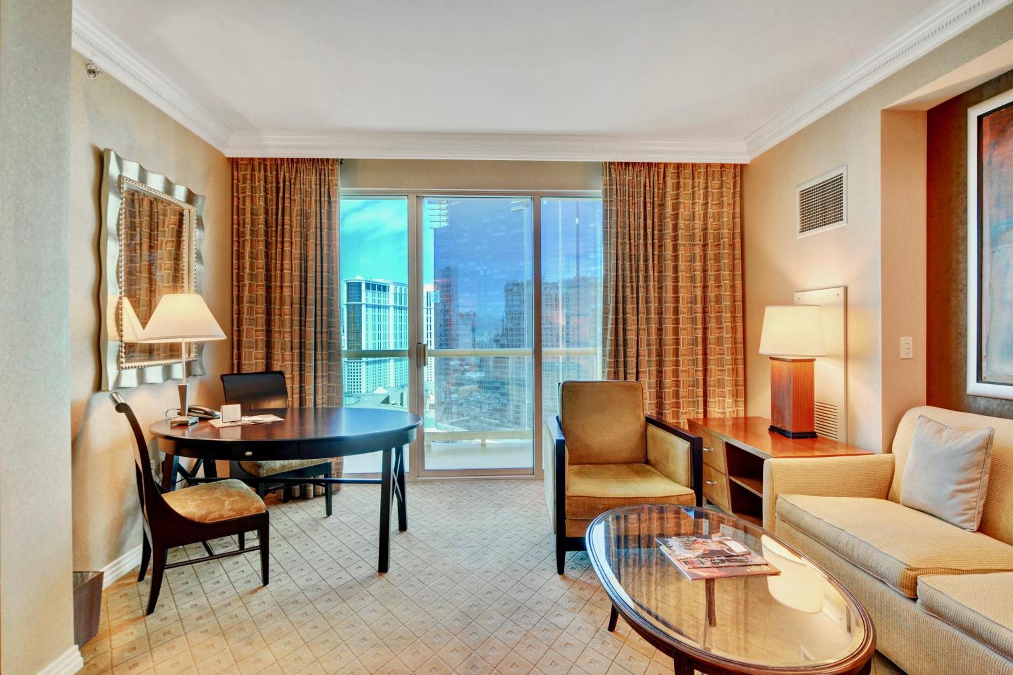 Apartment Strip View Balcony Suites - No Fee ! Las Vegas