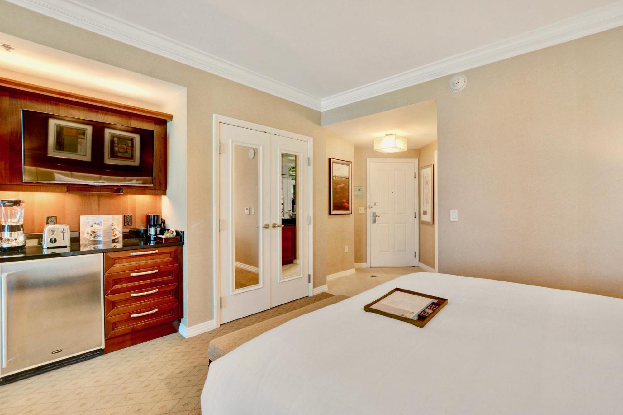 Strip View Balcony Suites - No Fee ! * Las Vegas