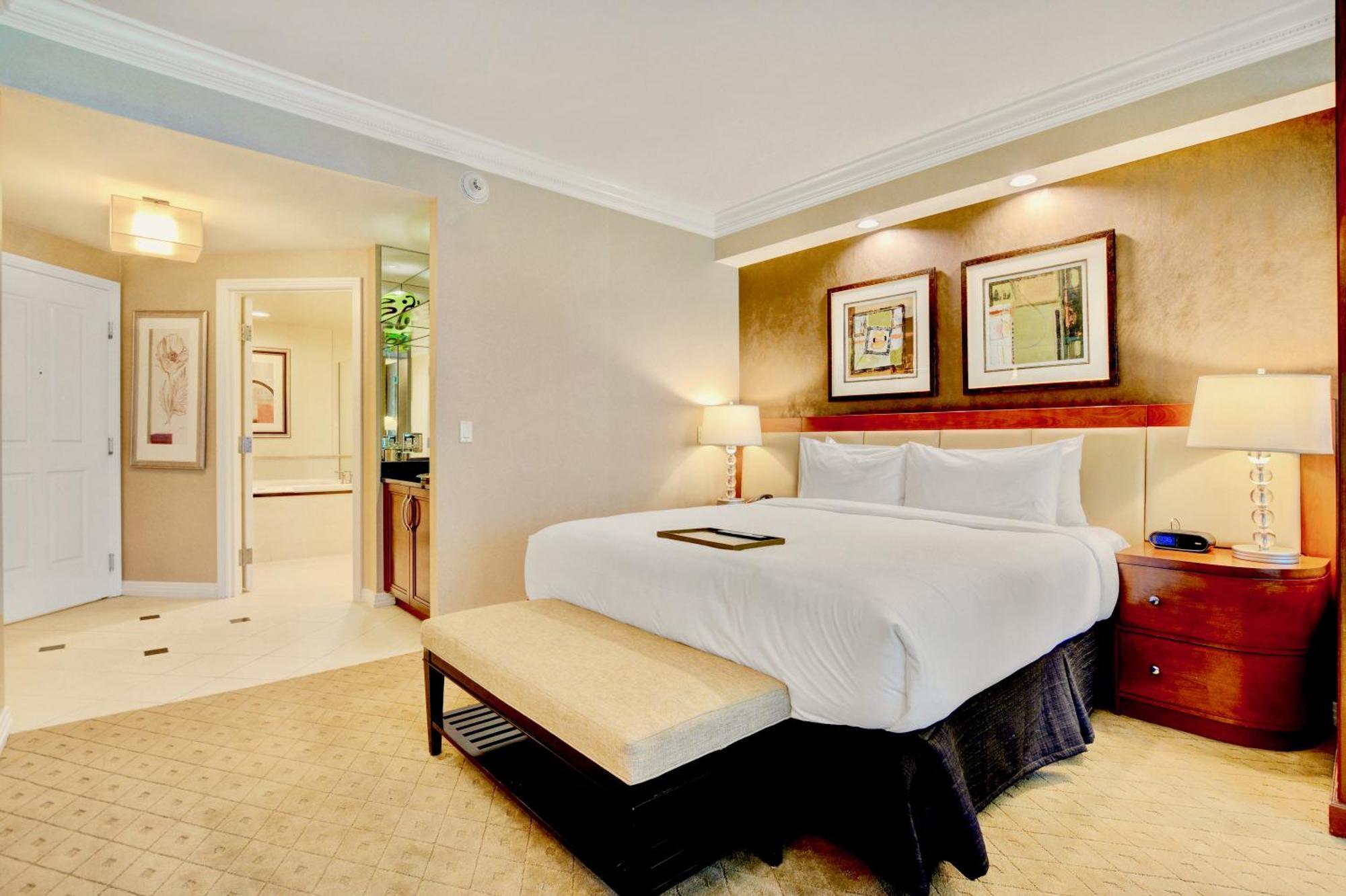 Strip View Balcony Suites - No Fee ! Apartment