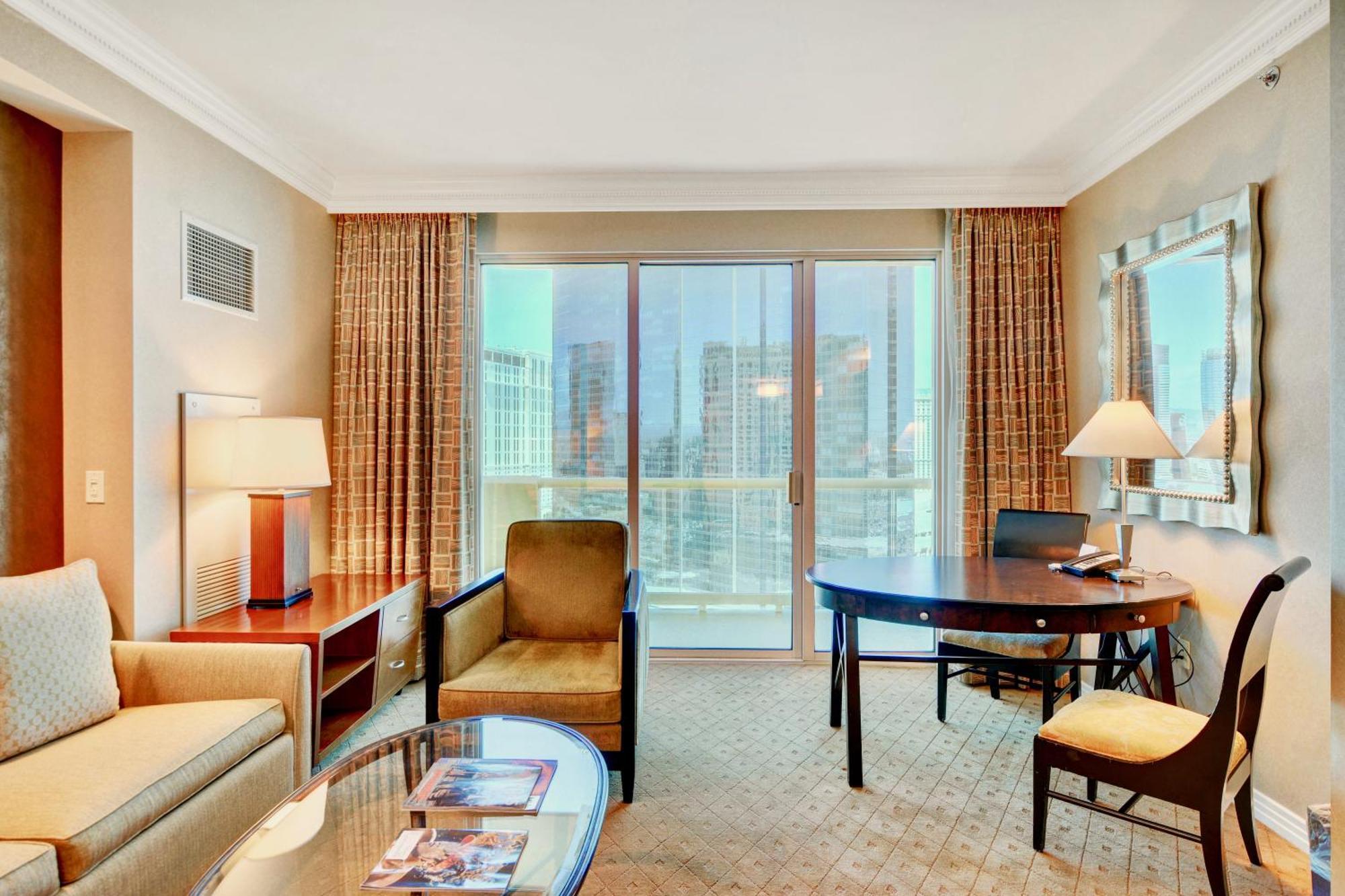 Apartment Strip View Balcony Suites - No Fee ! *