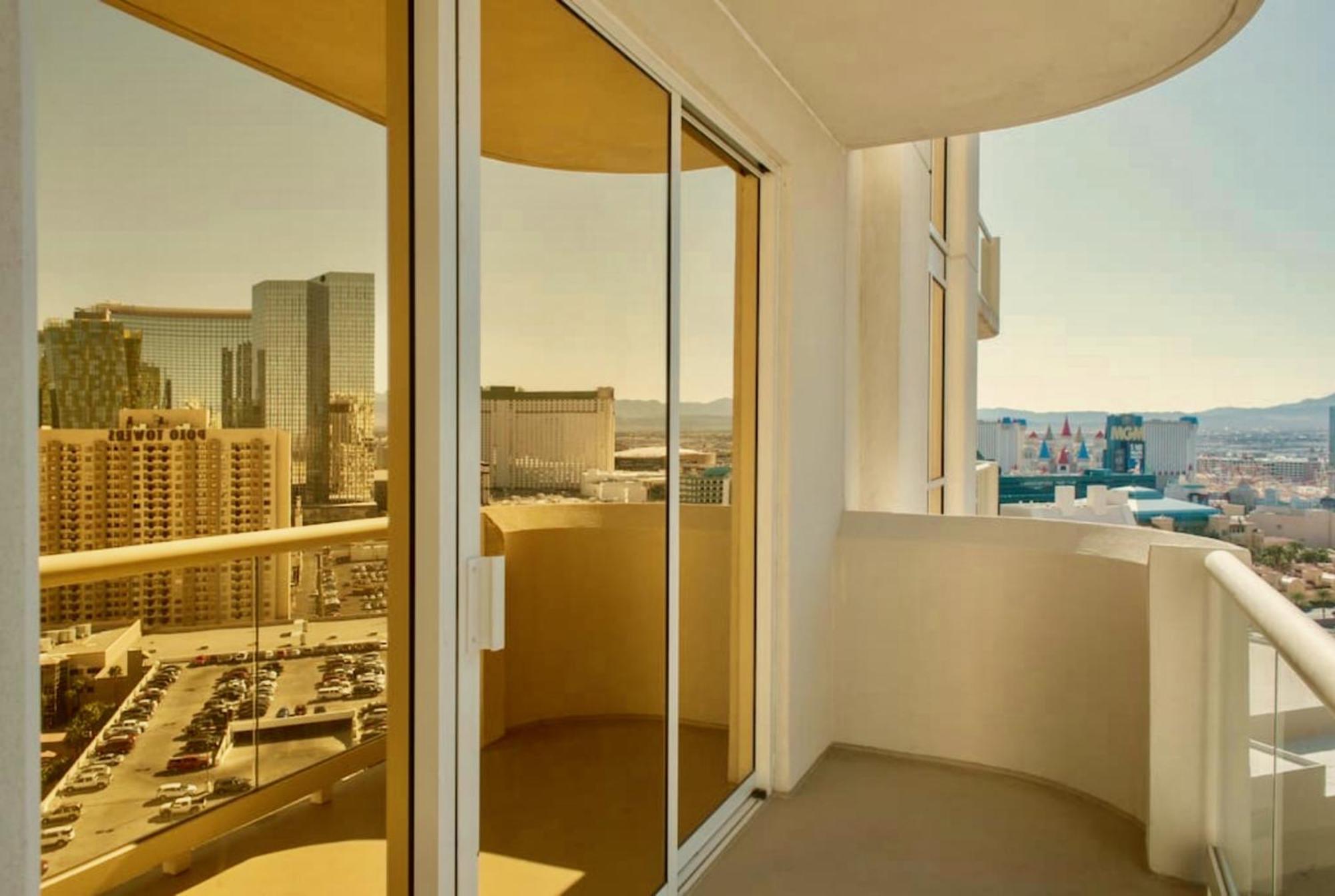 Strip View Balcony Suites - No Fee ! *