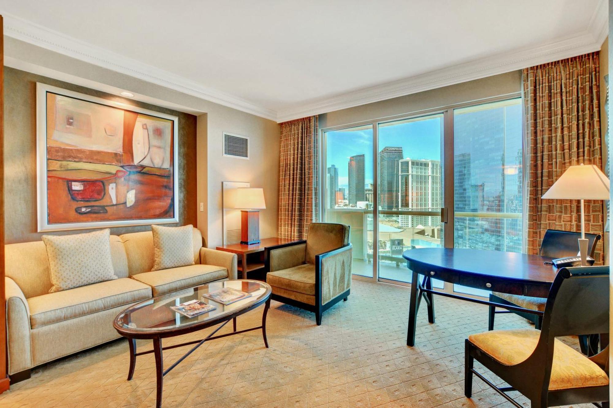 Apartment Strip View Balcony Suites - No Fee ! *