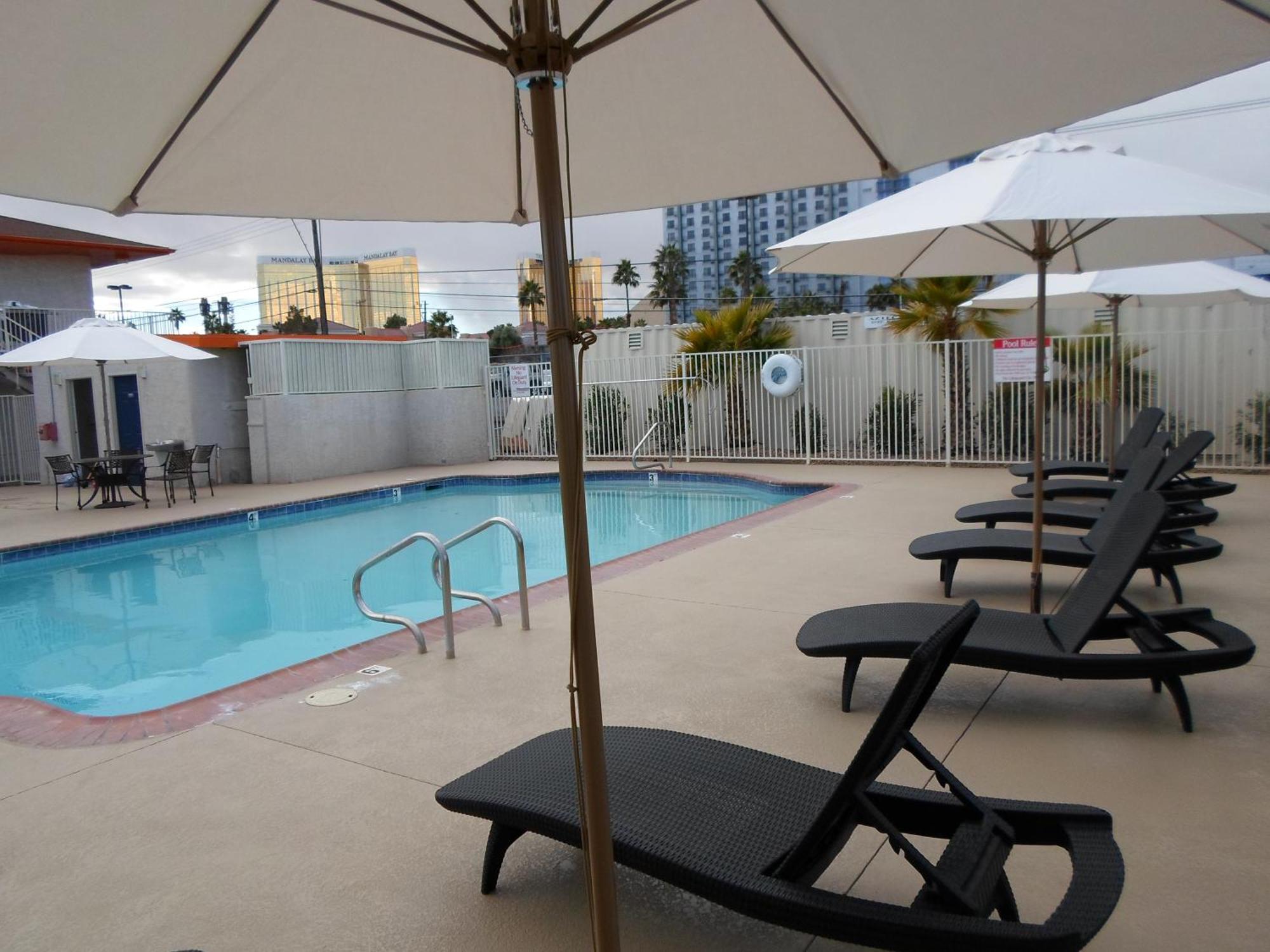 Motel Howard Johnson By Wyndham Vegas Near The Strip 2*