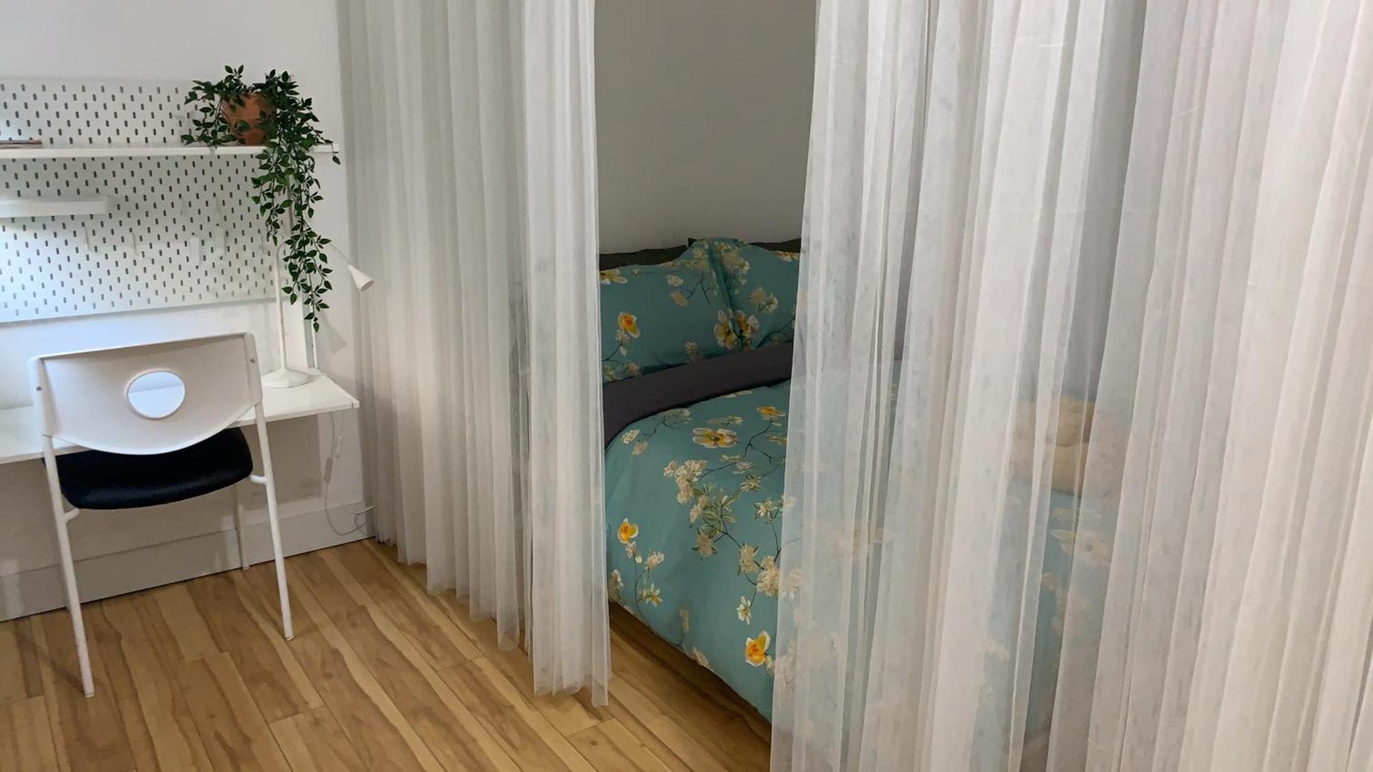 Alloggio in famiglia Hummingbird's Retreat-one Bedroom-private Bath-private Entry Door
