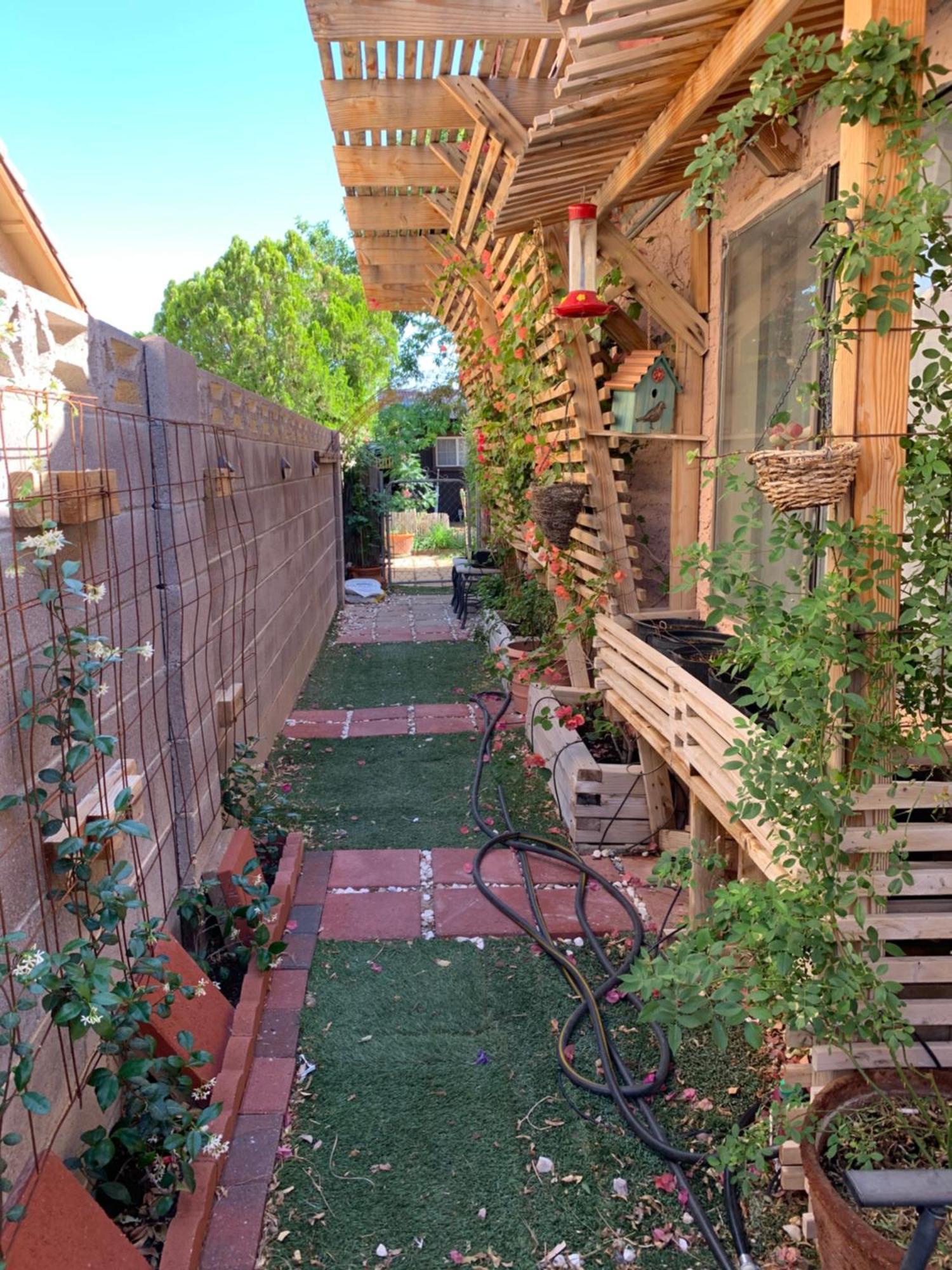 Hummingbird's Retreat-one Bedroom-private Bath-private Entry Door