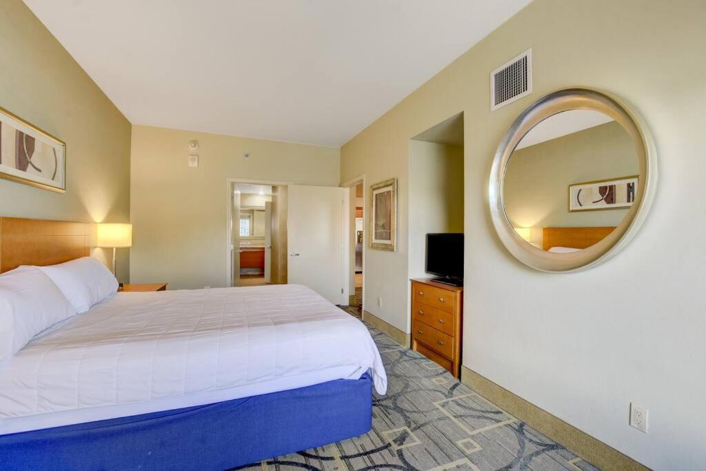 Ultimate Vegas Getaway One Bedroom With Balcony, Kitchen, Gym, Pool & Free Parking * Las Vegas