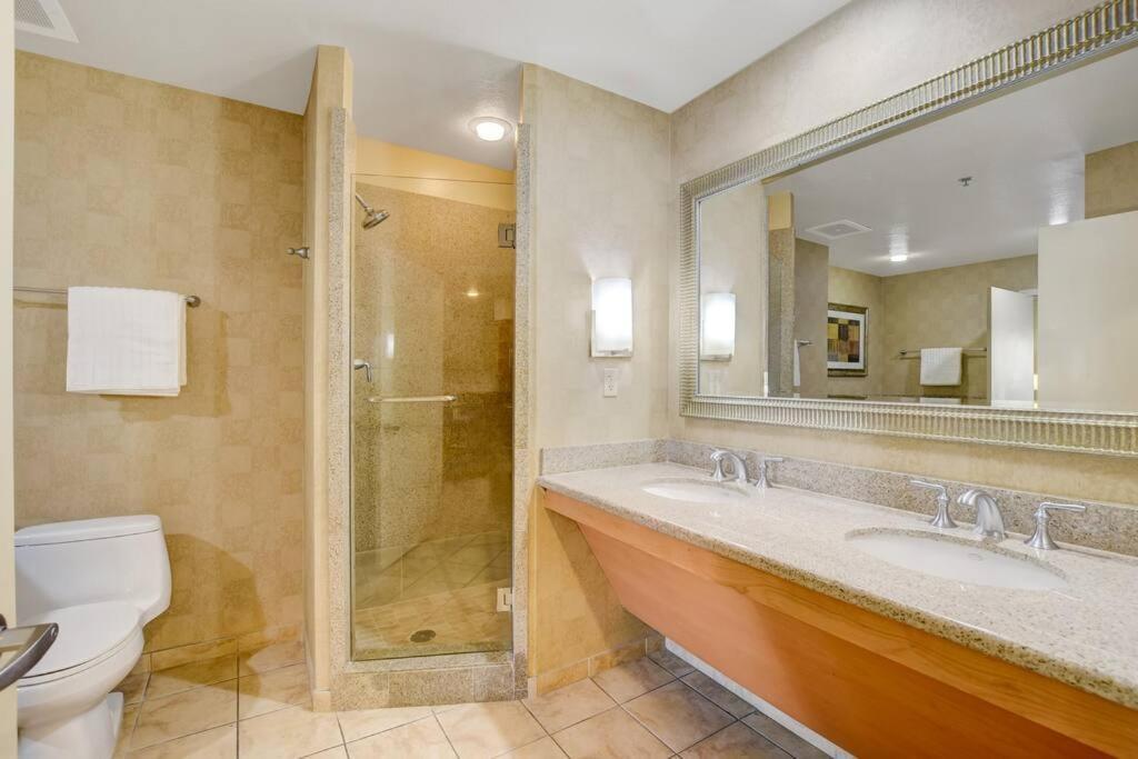 Ultimate Vegas Getaway One Bedroom With Balcony, Kitchen, Gym, Pool & Free Parking