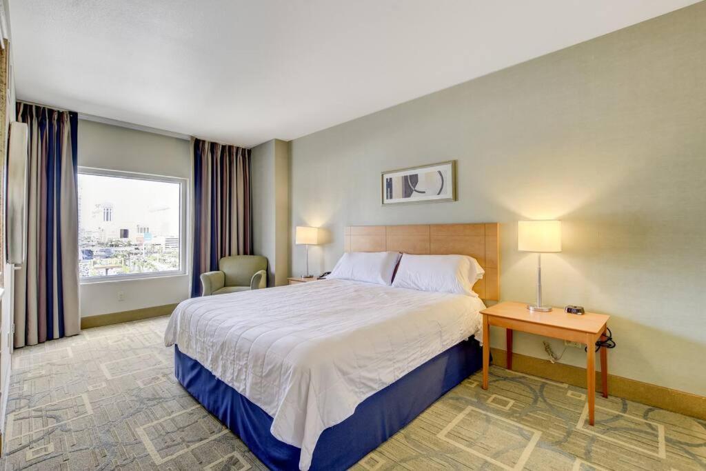 Ultimate Vegas Getaway One Bedroom With Balcony, Kitchen, Gym, Pool & Free Parking Aparthotel *
