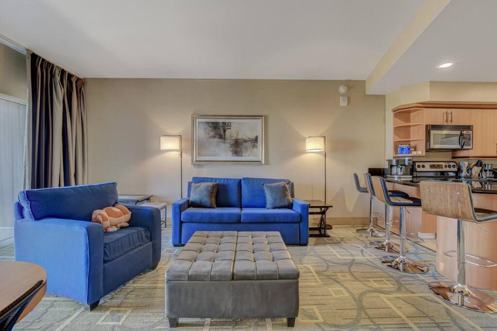 Ultimate Vegas Getaway One Bedroom With Balcony, Kitchen, Gym, Pool & Free Parking