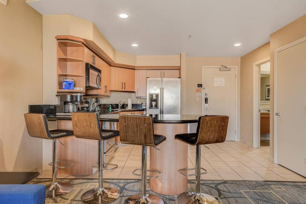Ultimate Vegas Getaway One Bedroom With Balcony, Kitchen, Gym, Pool & Free Parking * Las Vegas