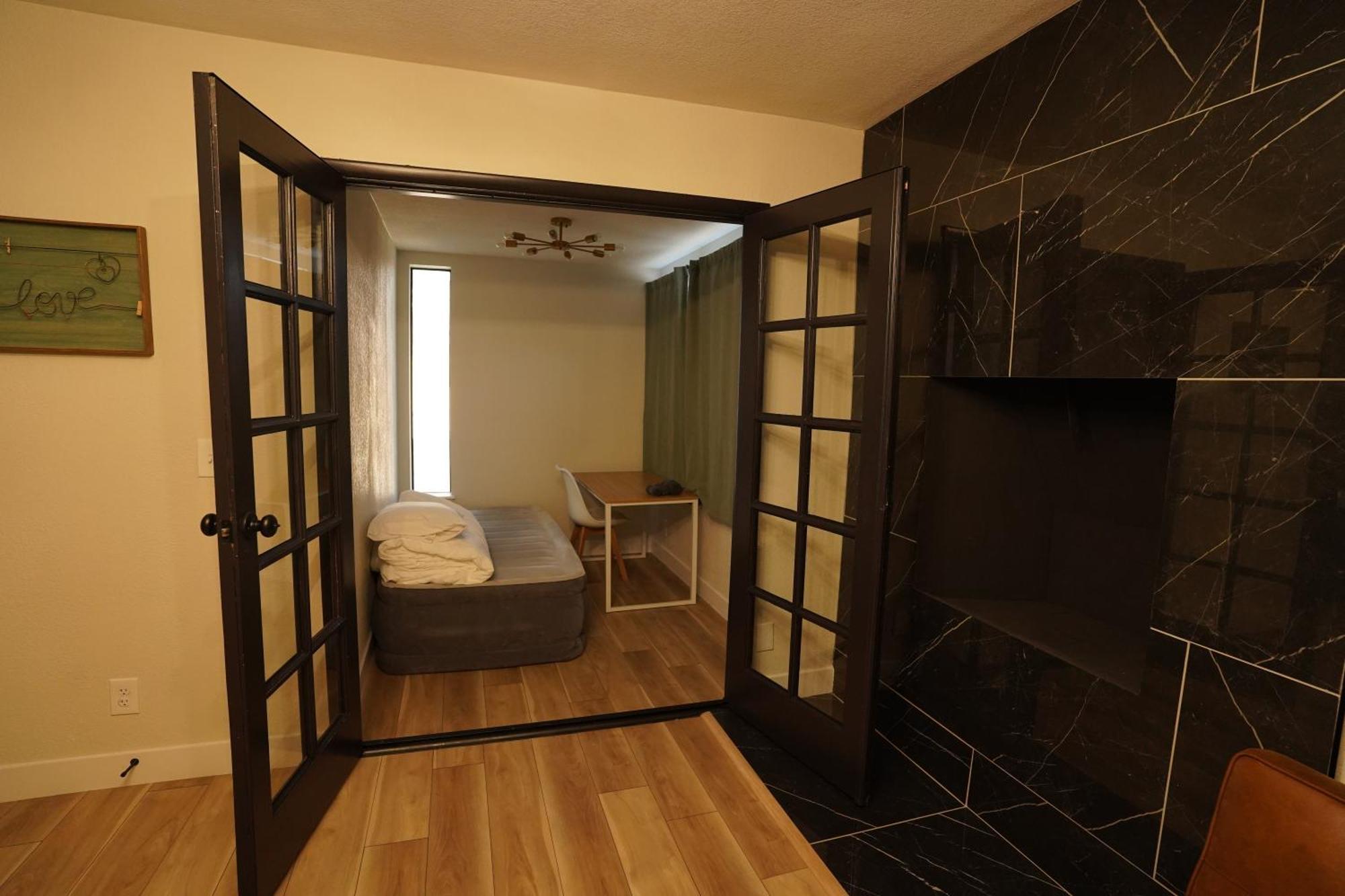 5min To Strip Newly Renovated Luxury With Pool Villa