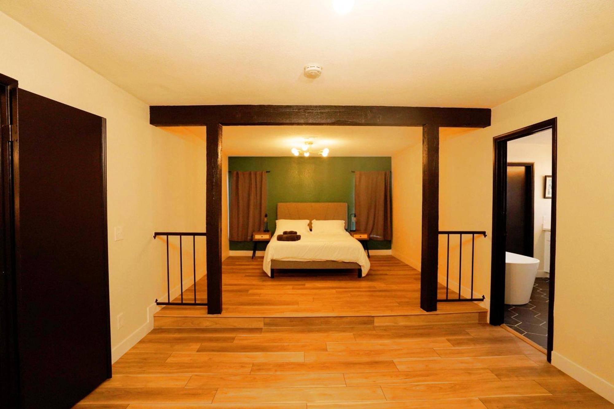 5min To Strip Newly Renovated Luxury With Pool Villa