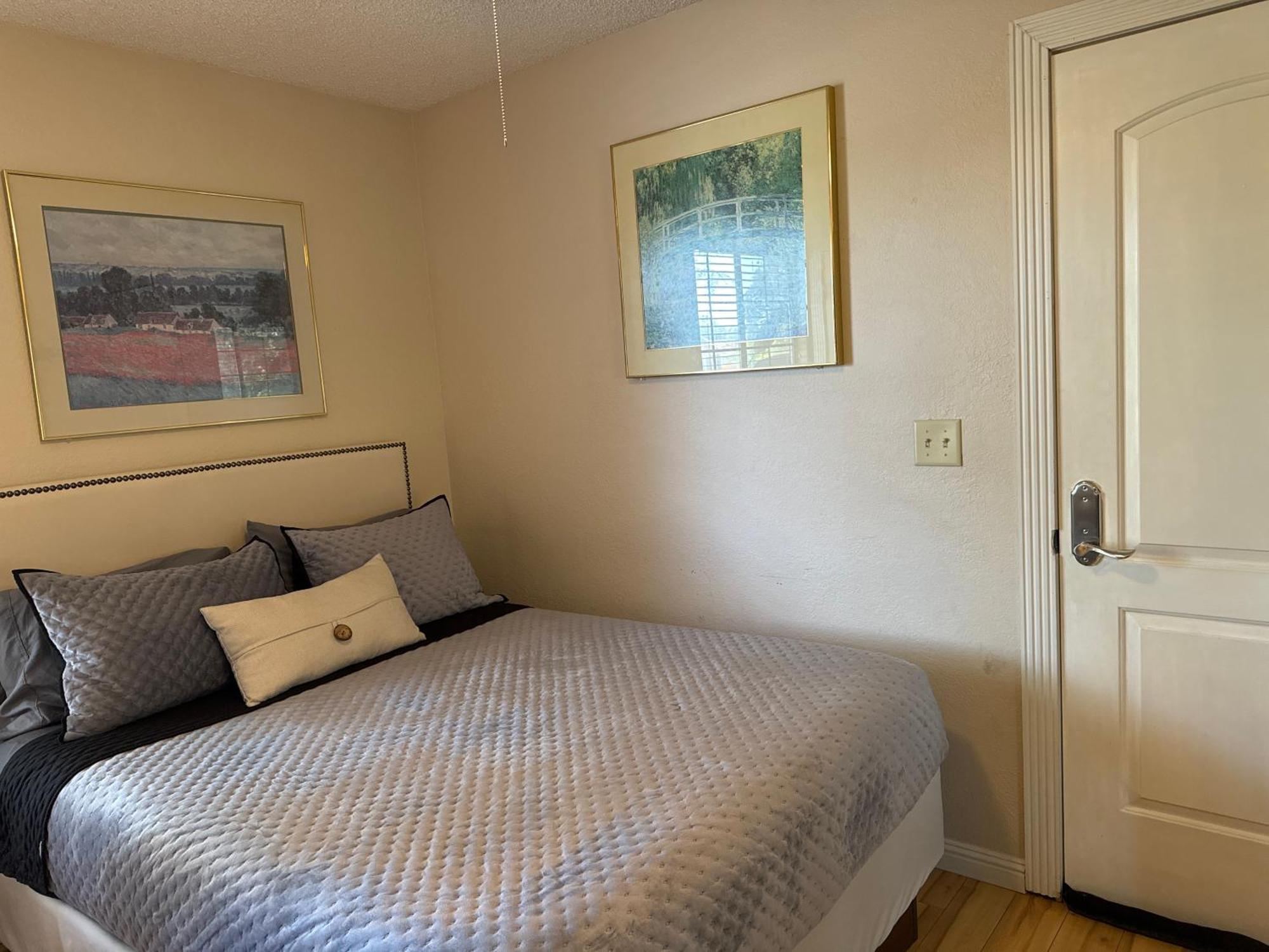 The Monet- One Bedroom With A Private Entrance - Shared Bathroom Homestay
