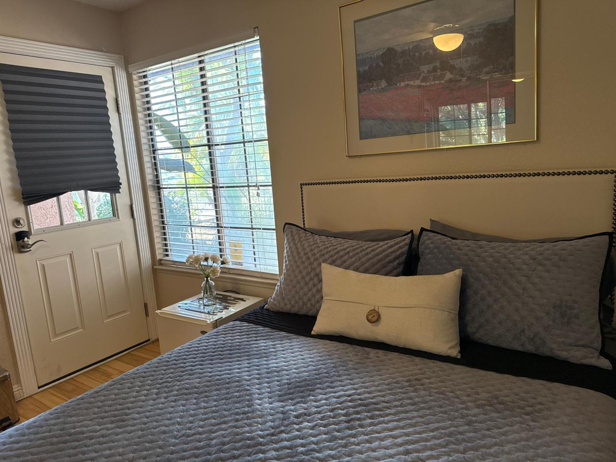 The Monet- One Bedroom With A Private Entrance - Shared Bathroom * Las Vegas