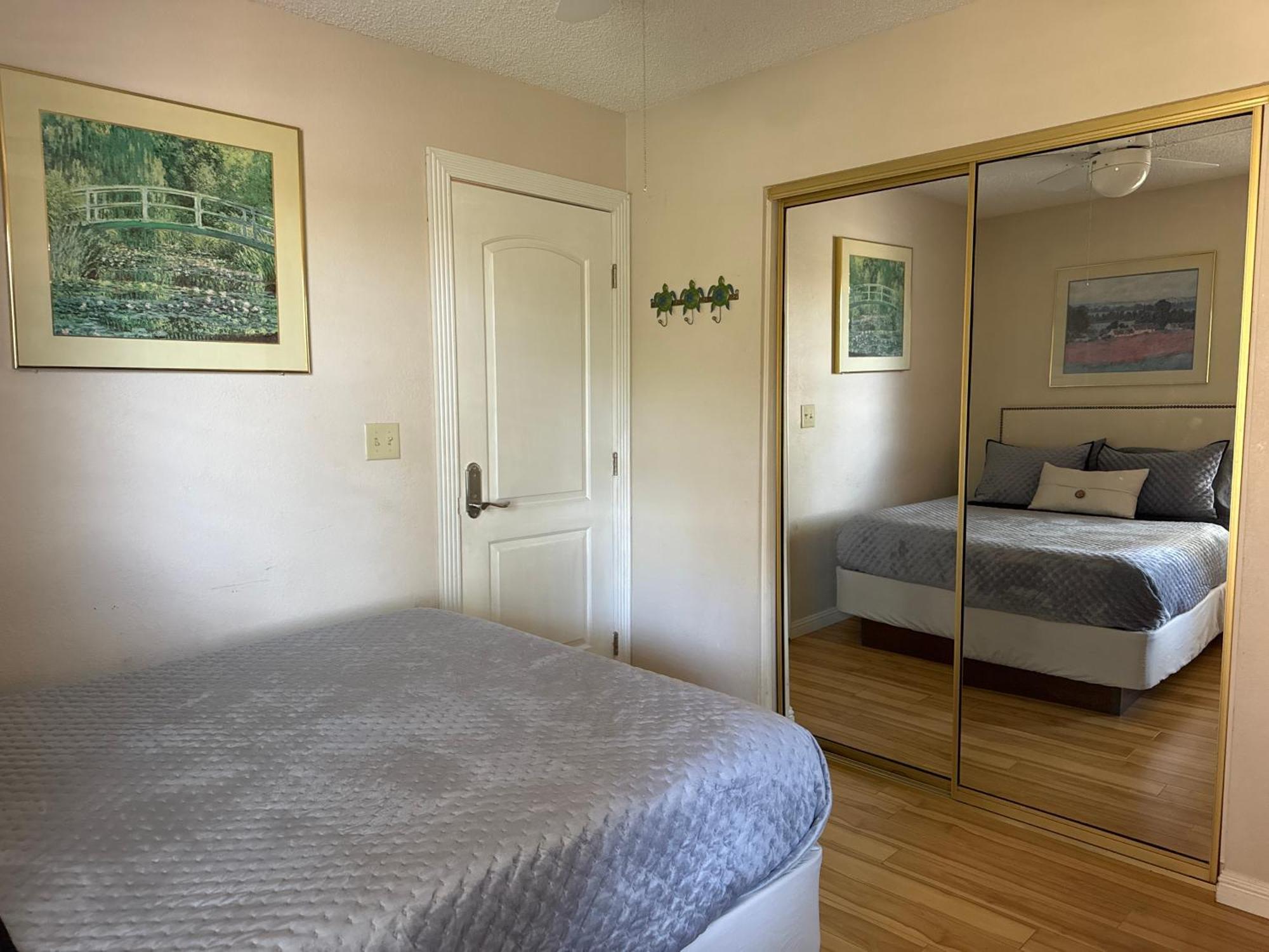 The Monet- One Bedroom With A Private Entrance - Shared Bathroom Homestay *