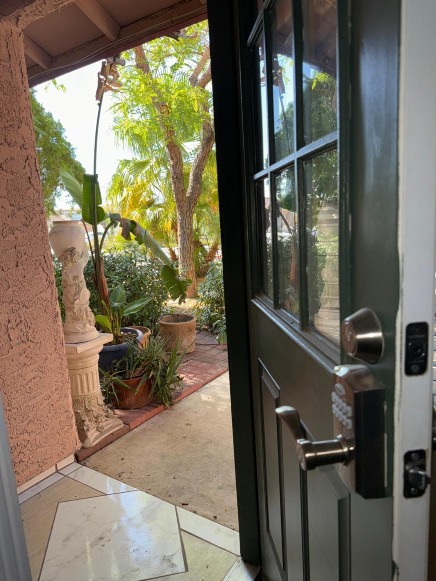 Homestay The Monet- One Bedroom With A Private Entrance - Shared Bathroom