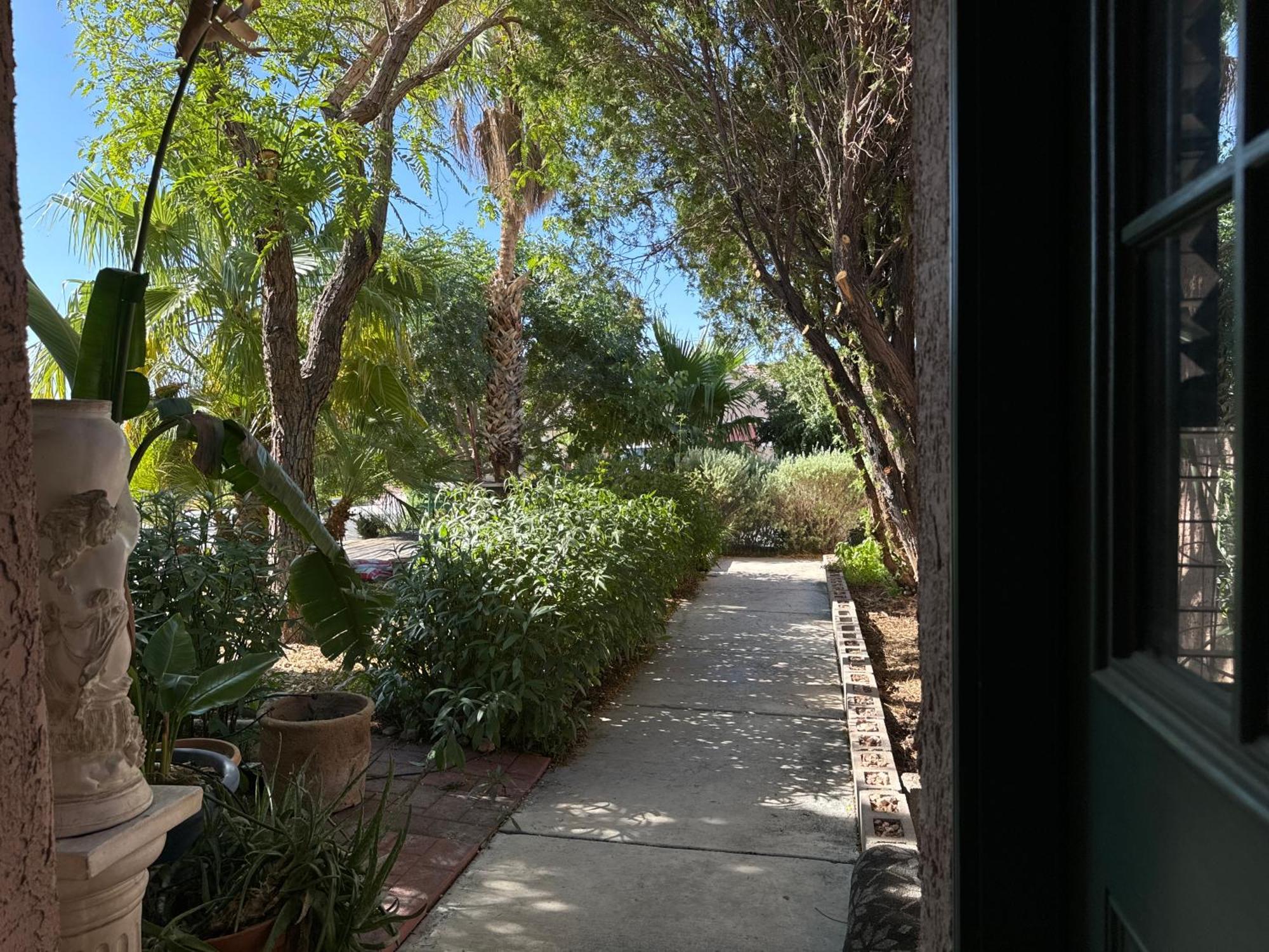 The Monet- One Bedroom With A Private Entrance - Shared Bathroom Homestay *