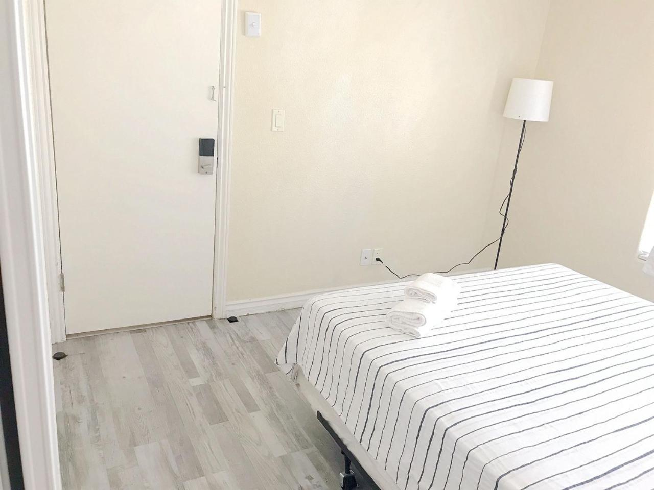 Comfortable Big Bedroom In The House For Rent-03 * Las Vegas
