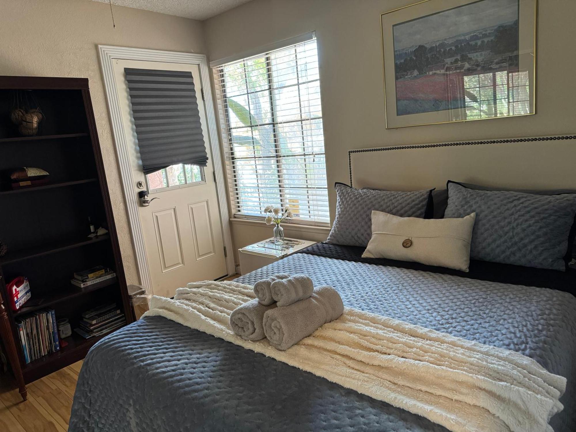 The Monet- One Bedroom With A Private Entrance - Shared Bathroom Homestay Las Vegas