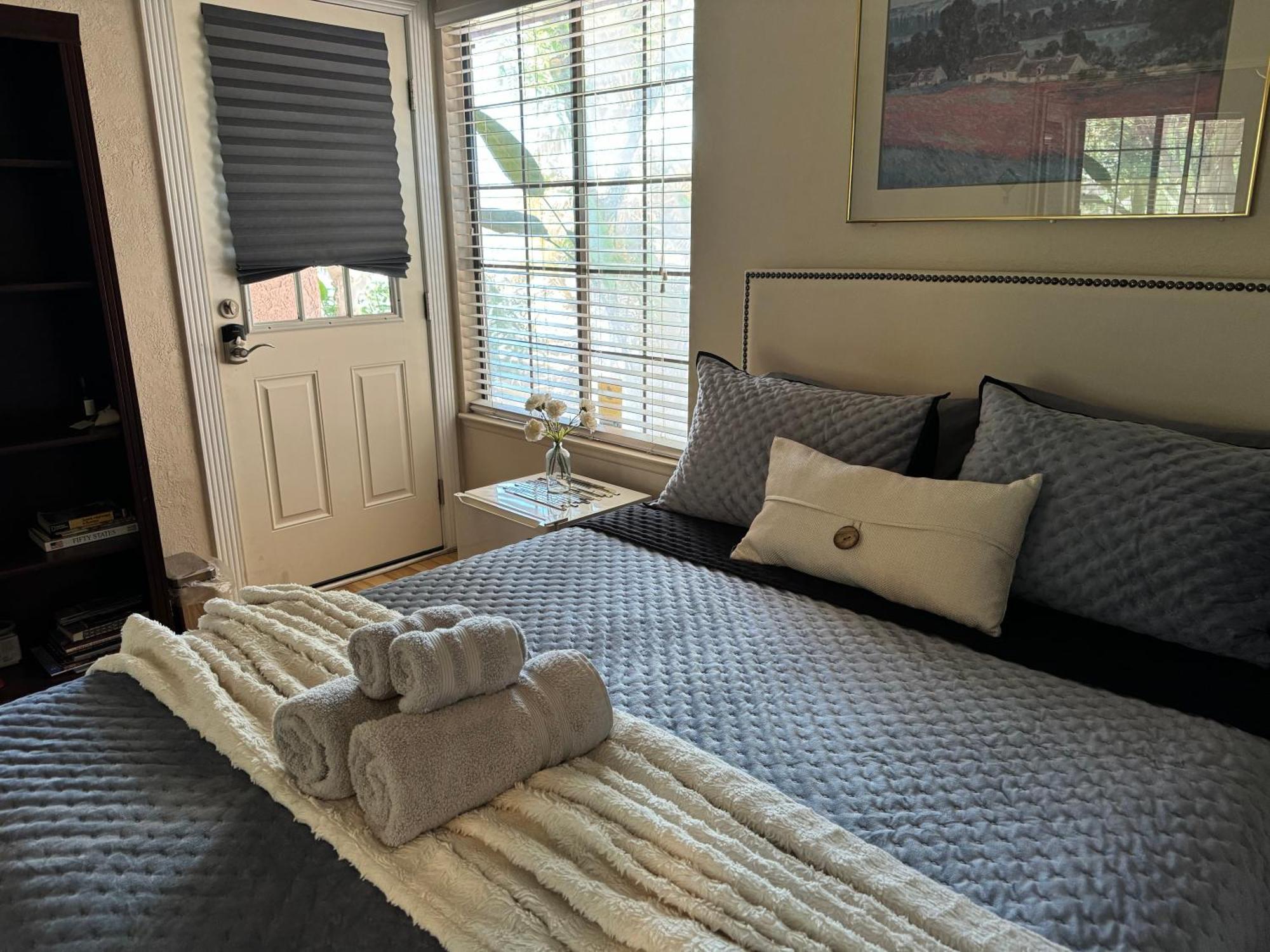 The Monet- One Bedroom With A Private Entrance - Shared Bathroom * Las Vegas