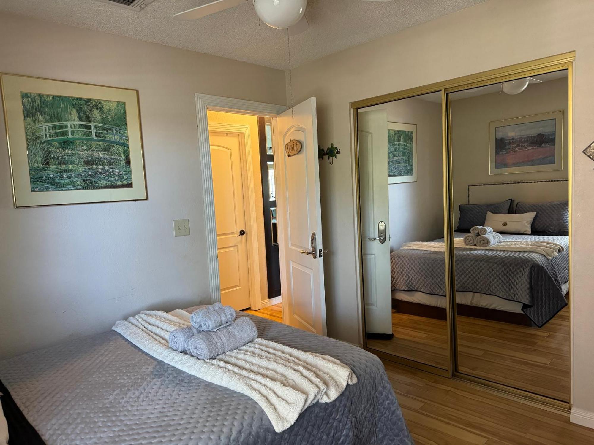 The Monet- One Bedroom With A Private Entrance - Shared Bathroom