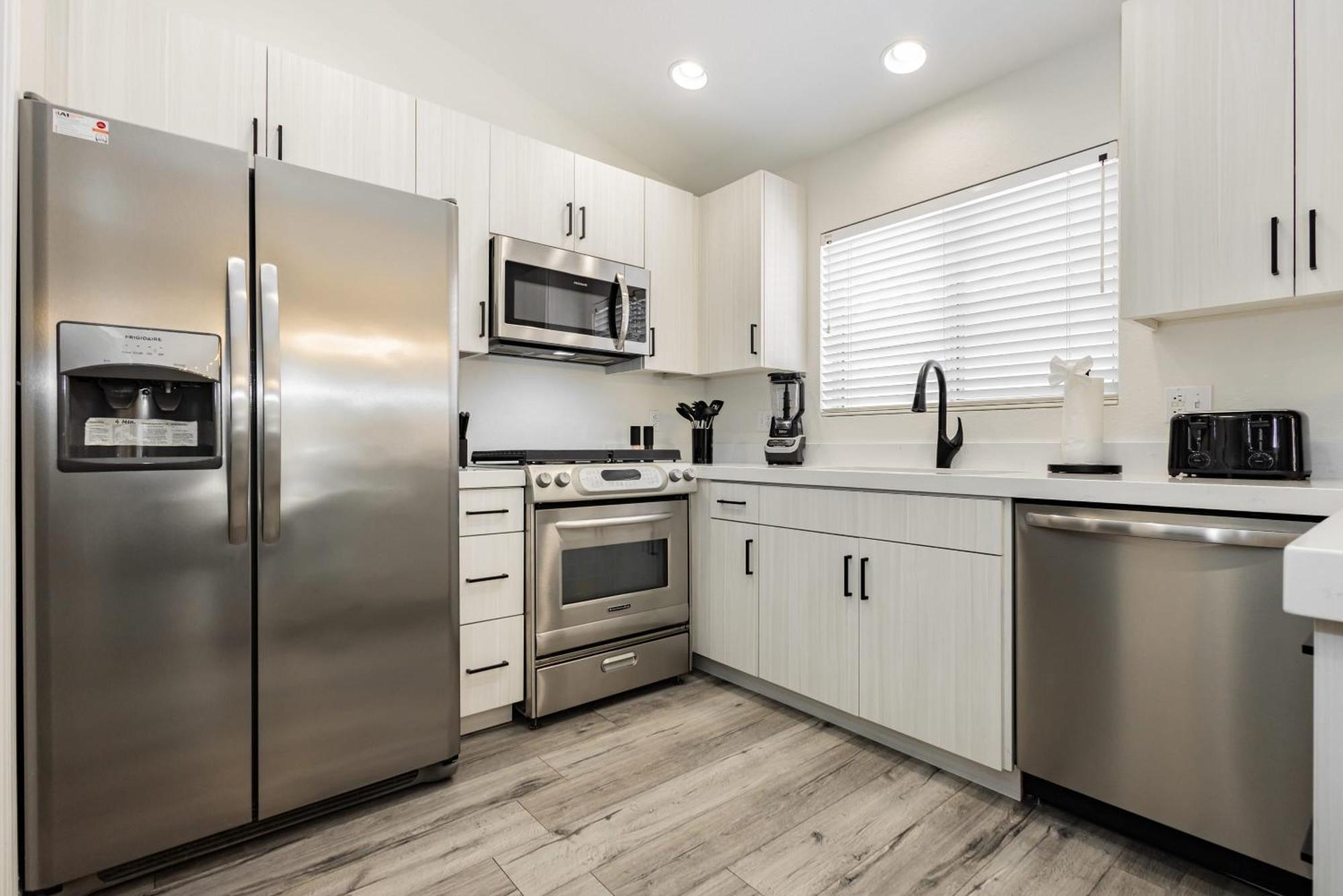Modern 3br W Pool, Hot Tub, Sleeps 6