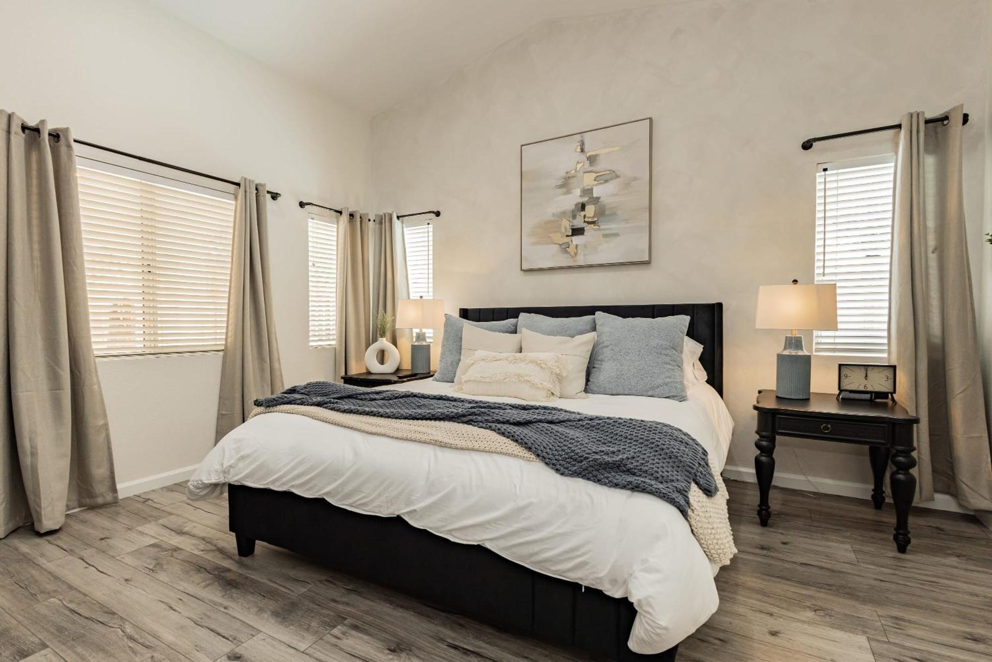 Modern 3br W Pool, Hot Tub, Sleeps 6 *