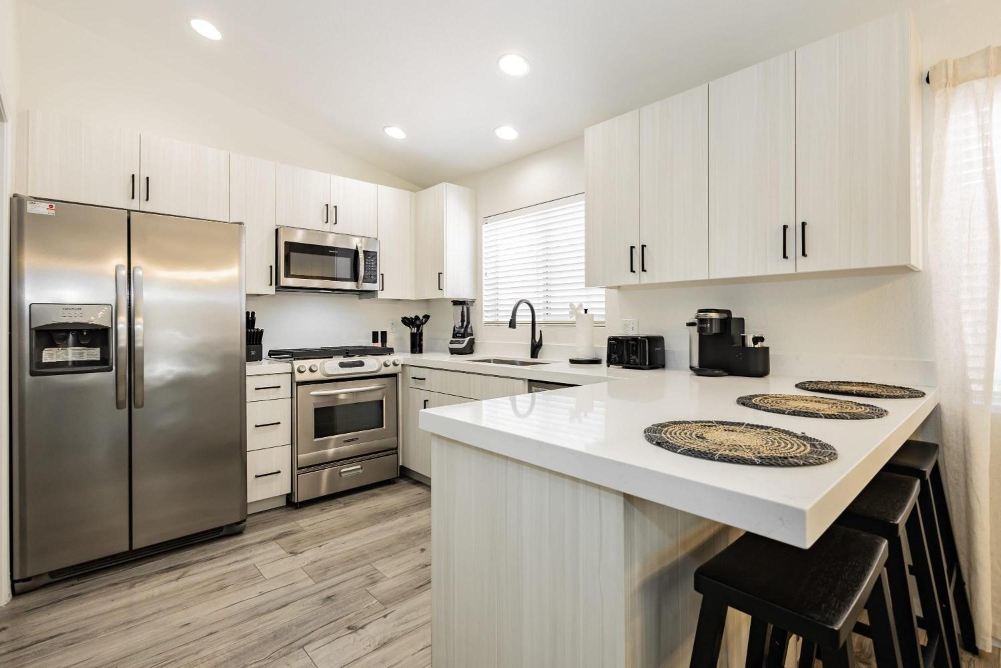 Modern 3br W Pool, Hot Tub, Sleeps 6 *