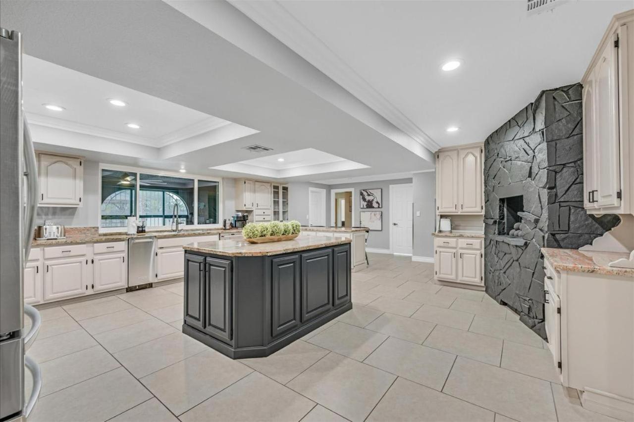 High-end 5 Bedroom W Pool, Gym, Hot Tub, Games Holiday home Las Vegas