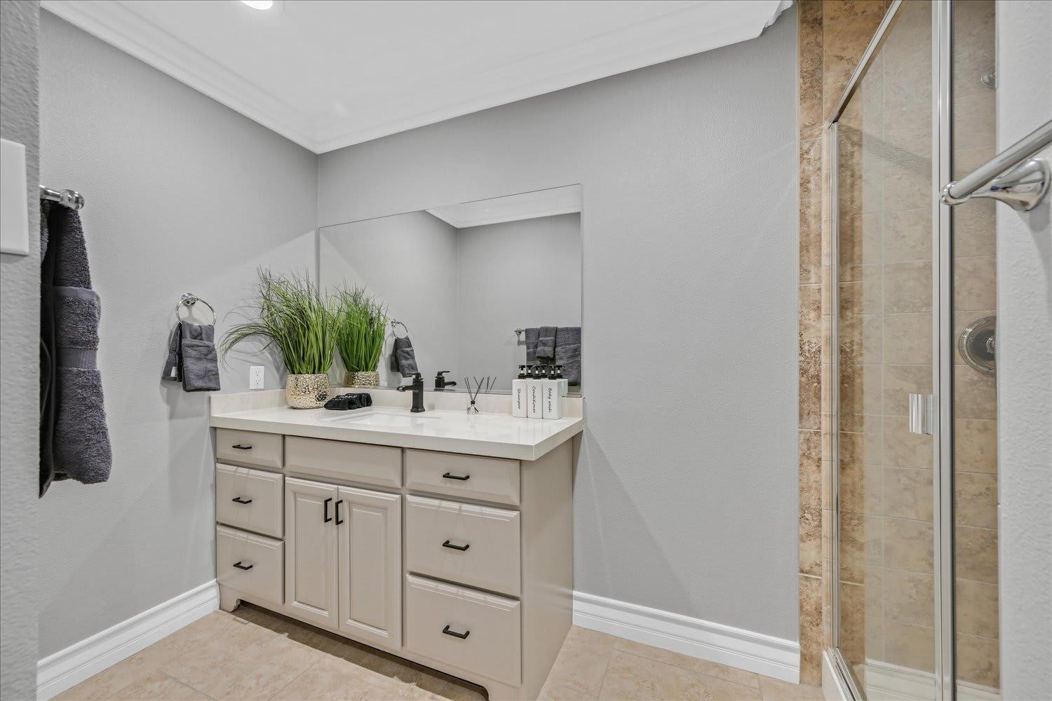 High-end 5 Bedroom W Pool, Gym, Hot Tub, Games *
