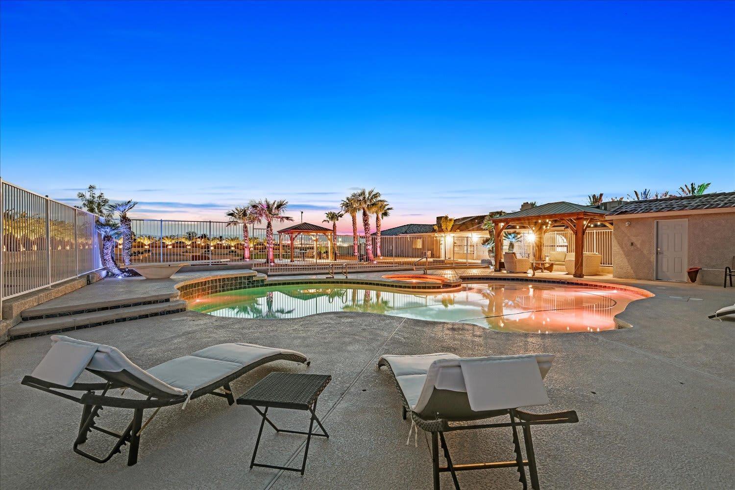High-end 5 Bedroom W Pool, Gym, Hot Tub, Games *