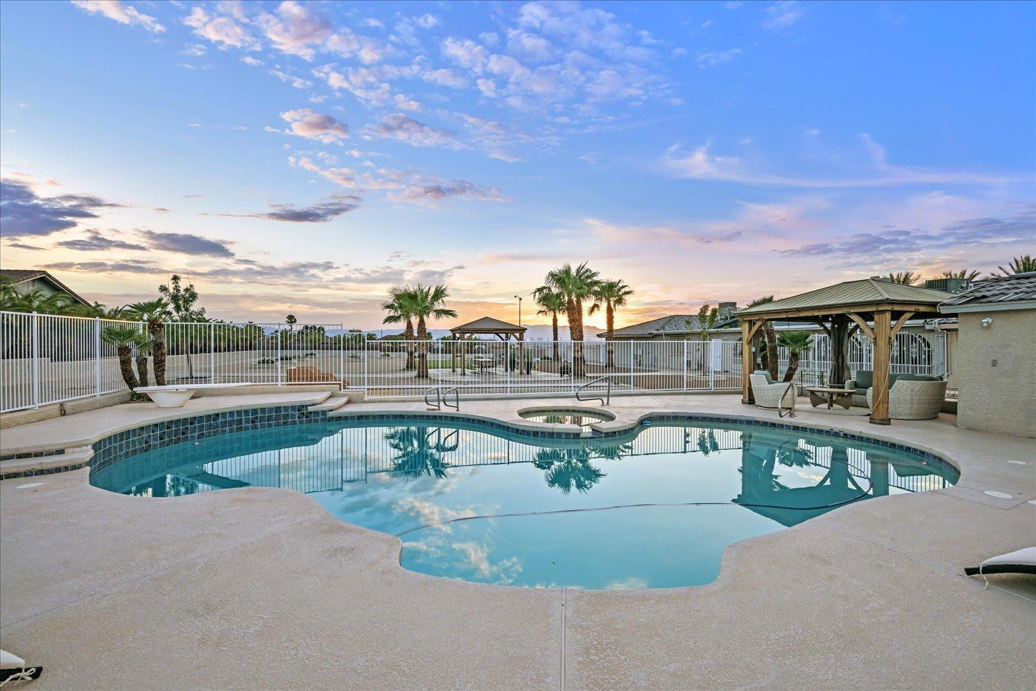 High-end 5 Bedroom W Pool, Gym, Hot Tub, Games Holiday home *