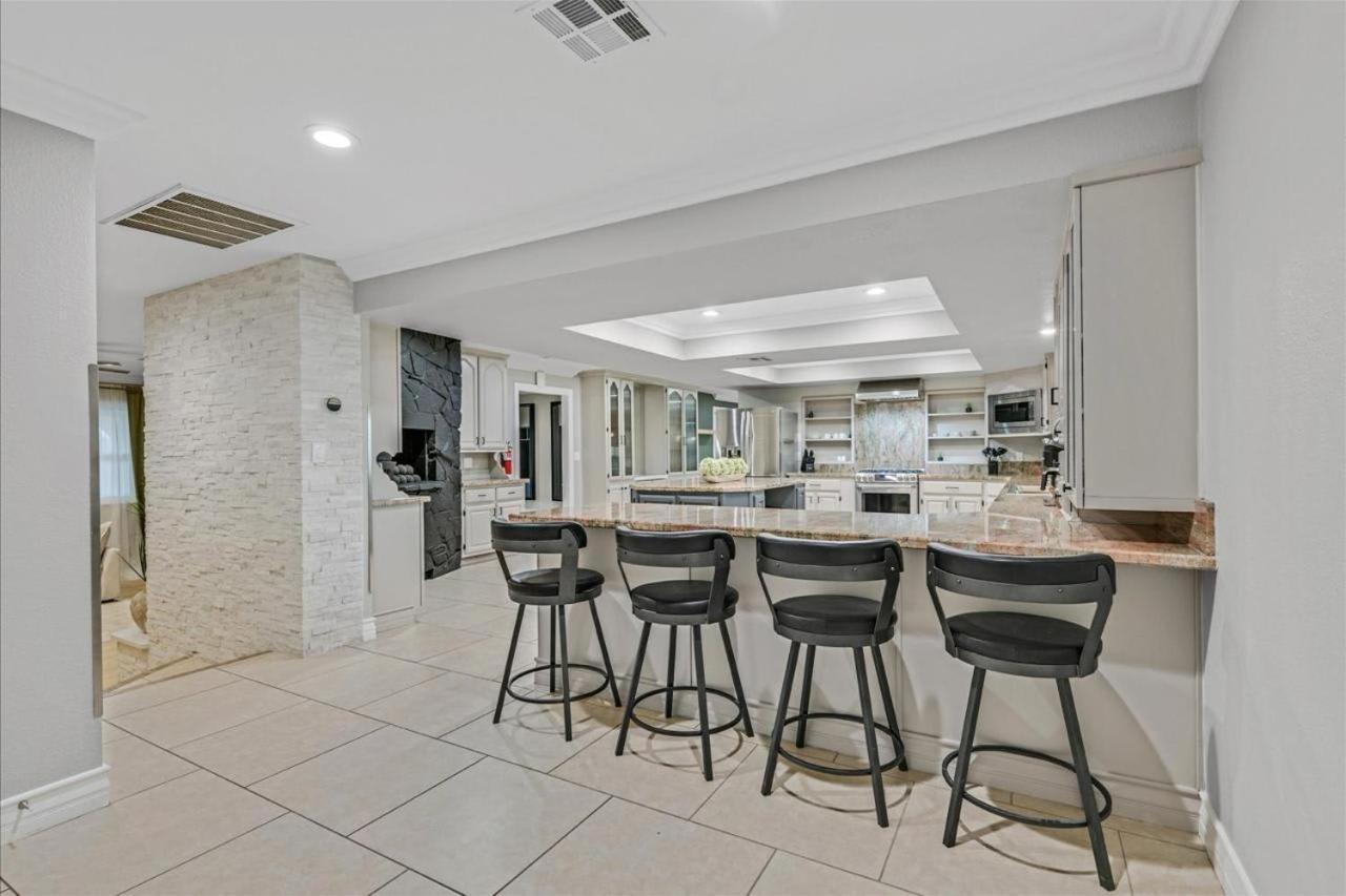 High-end 5 Bedroom W Pool, Gym, Hot Tub, Games Holiday home