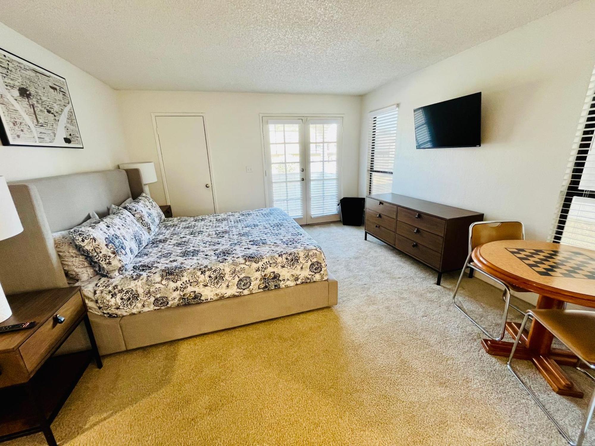 Cute 2 Bedroom 2 Bath 2 Mile Strip5 Apartment