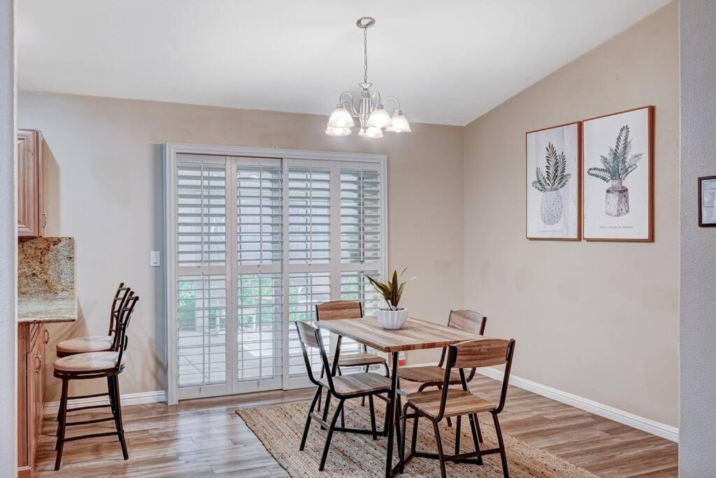 Holiday home Cozy Getaway With King Bed, Bbq & Spacious Backyard
