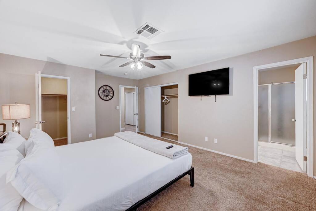 Holiday home Cozy Getaway With King Bed, Bbq & Spacious Backyard *